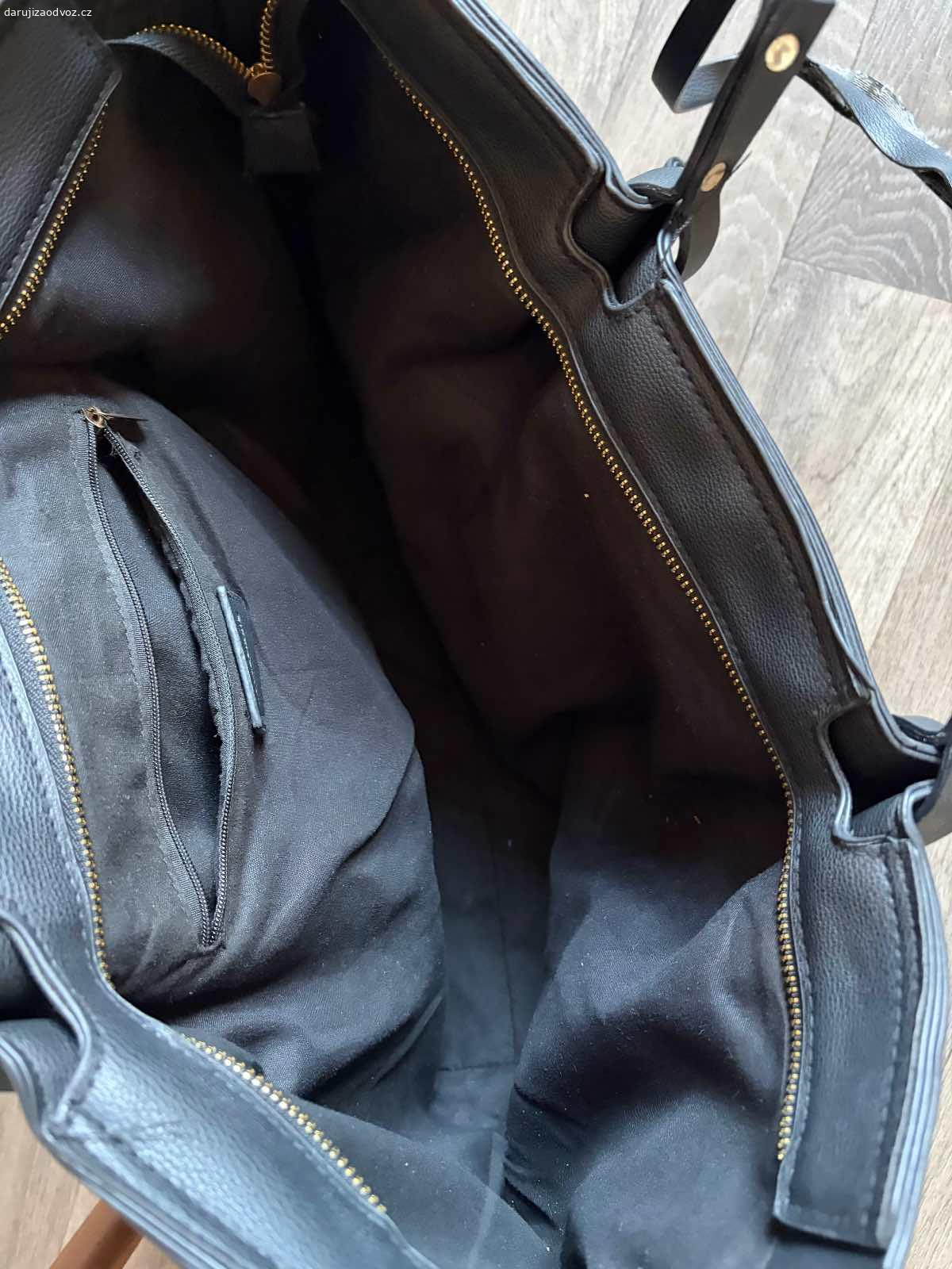 Daruji kabelku. Nedostatky vyfoceny, jinak dobrá