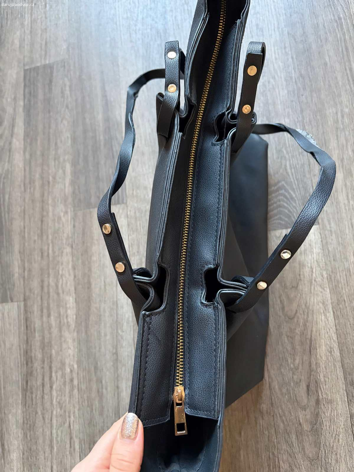 Daruji kabelku. Nedostatky vyfoceny, jinak dobrá