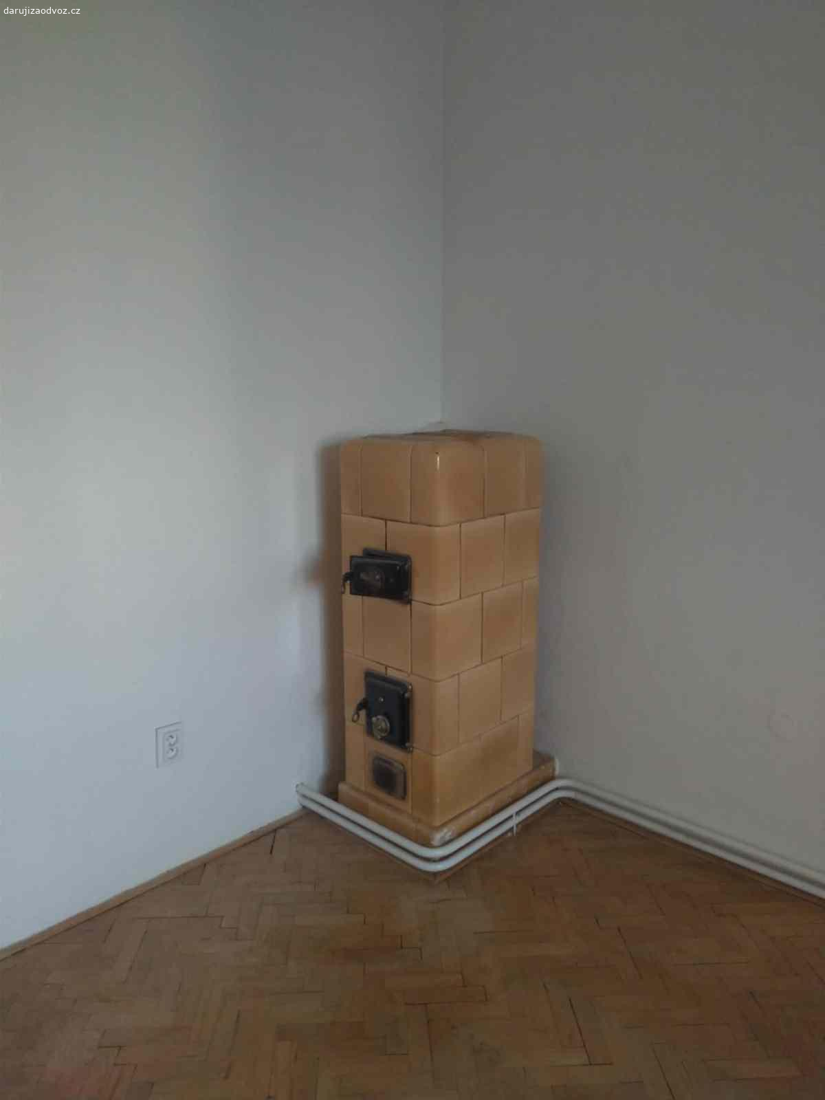 Daruji kachlová kamna. Daruji kachlová kamna.