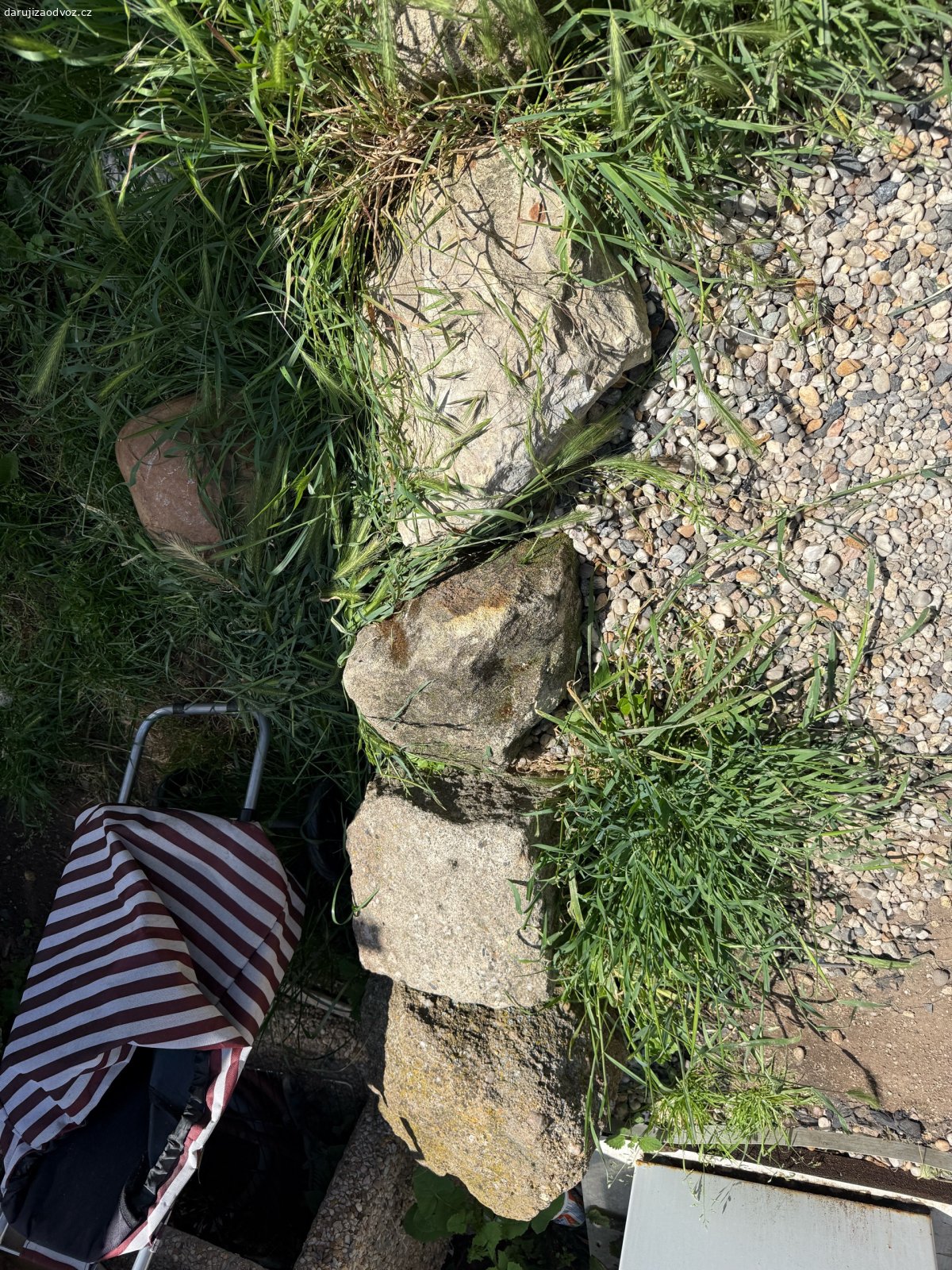 darují kameny různé velikosti. darují kameny různé velikosti