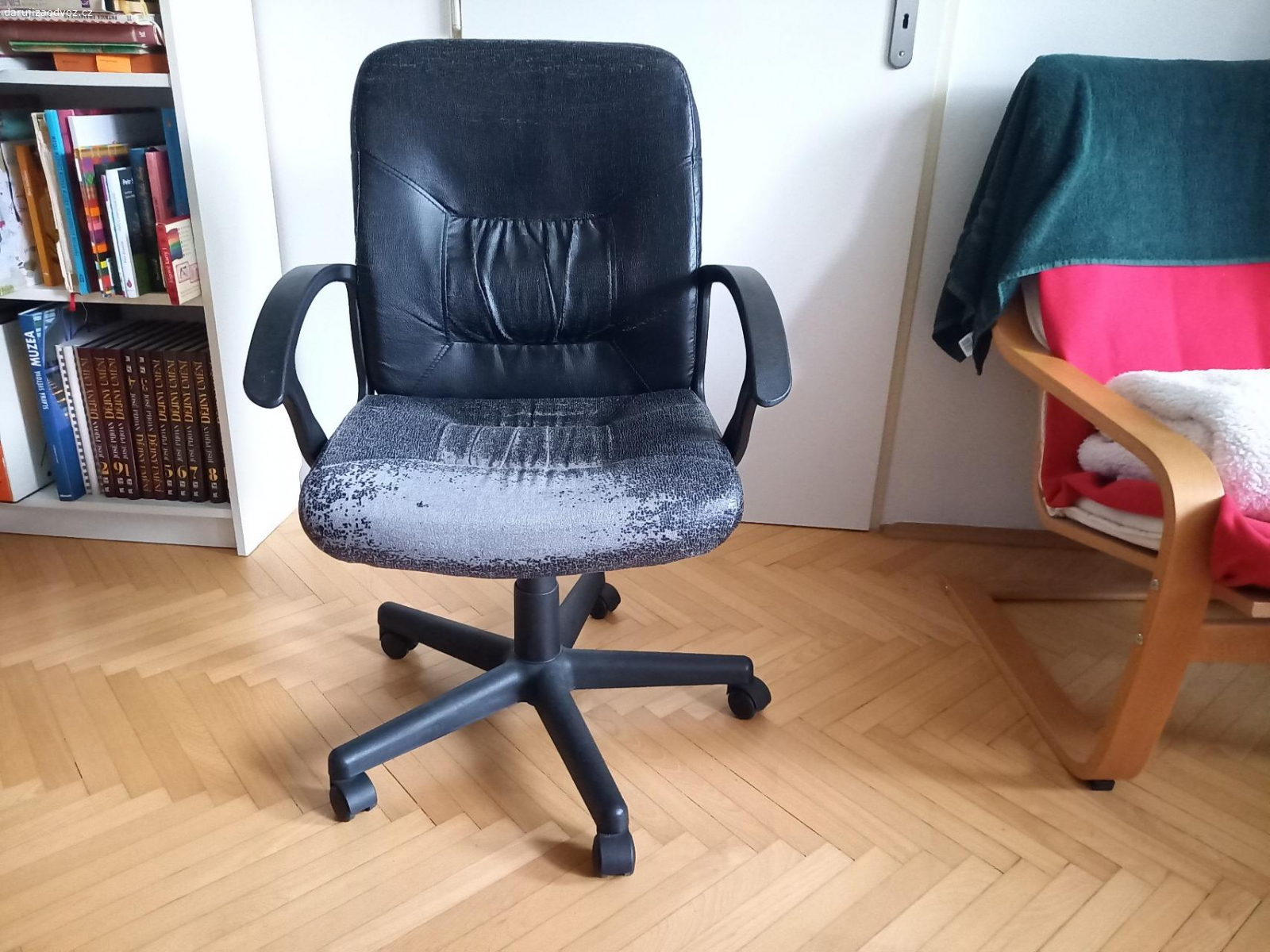 Daruji kancelářskou židli. Daruji kancelářskou židli zn. Ikea. Má oloupaný koženkový potah, jinak je zcela funkční.