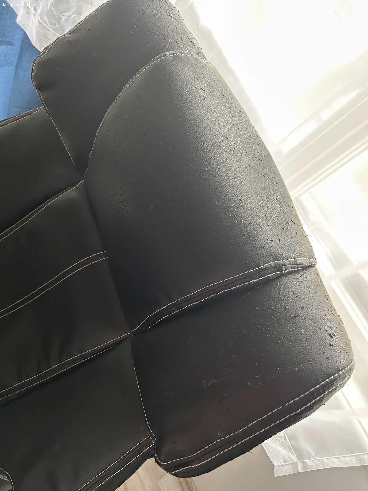 Daruji kancelářskou židli. Židle je hodně používaná a už rozsezelá a rozviklaná. Funguje zvýšení ale postupně pak klesá  dolu. Podrápaná od kočky. Viz foto. Nutný vlastní odvoz