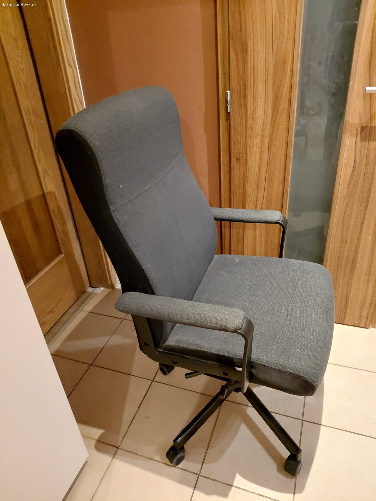 Daruji kancelářskou židli. Daruji antracitovou kancelarskou zidli.
Pouze osobni odber.