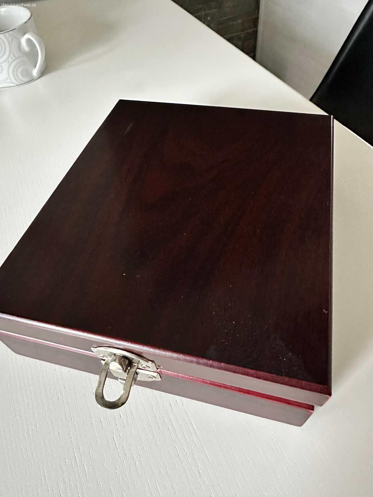 Daruji kazetu na víno. Jako nová, obsahuje otvírák, teploměr, špunt a kroužek na rozlevani.