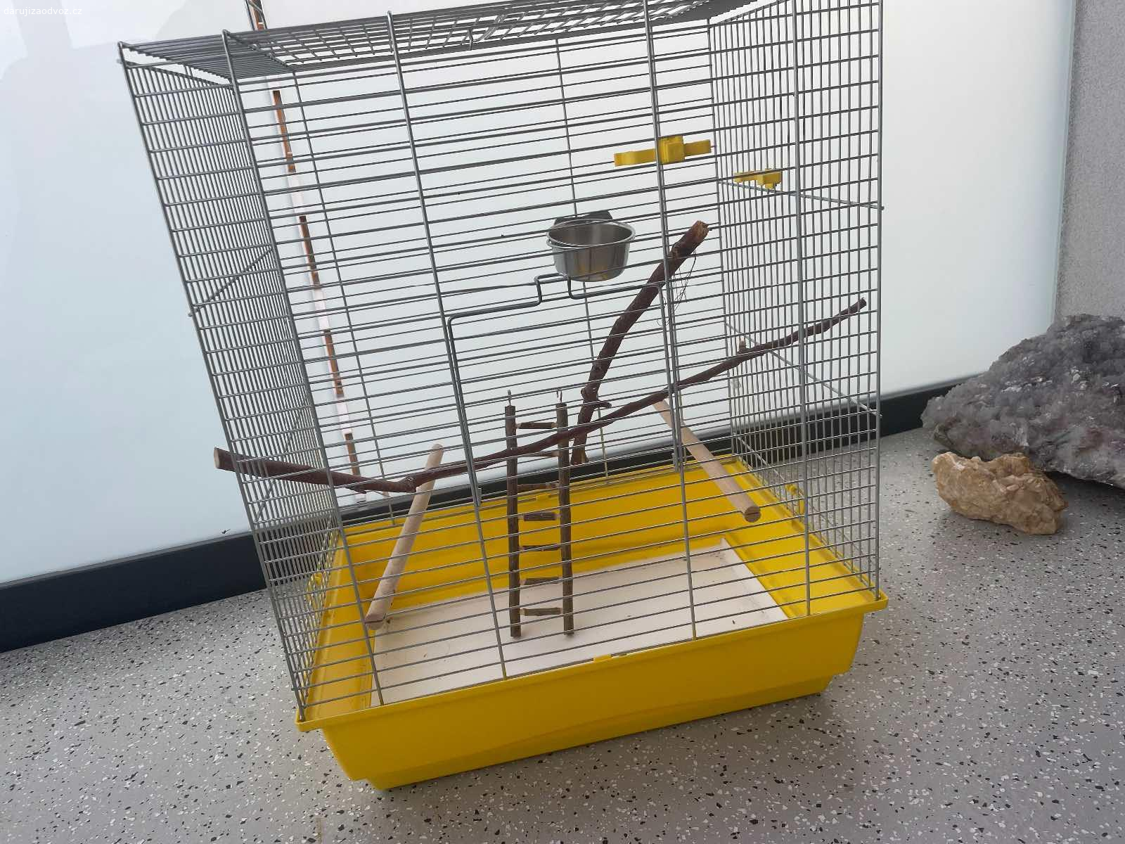 Daruji klec po andulkách. Daruji hezkou klec po andulkách.