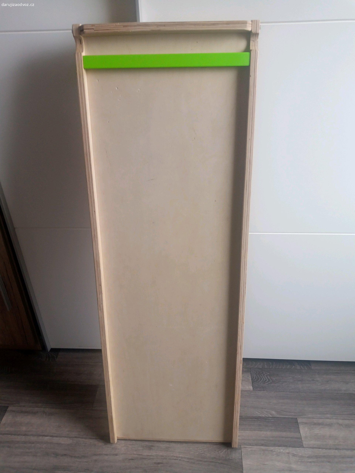 Daruji klouzačku/žebřík. Daruji dřevěnou klouzačku, z druhé strany žebřík. Kupovaný spolu s hracím trojúhelníkem. Dětem se podařilo zlomit horní hranu, asi nebude problém svrtat to z vrchní strany. Značka Playtive. K vyzvednutí v Nupakách kdykoli. :) Prosím jen sms a email.