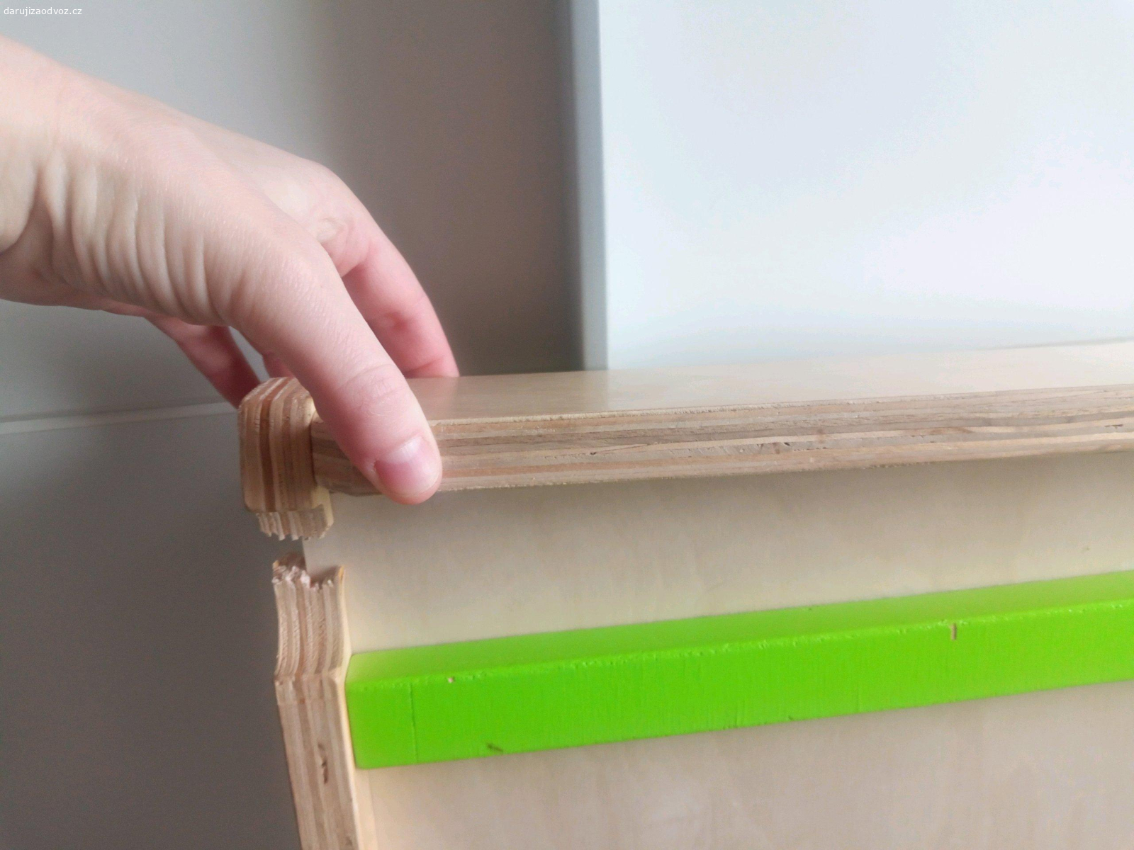 Daruji klouzačku/žebřík. Daruji dřevěnou klouzačku, z druhé strany žebřík. Kupovaný spolu s hracím trojúhelníkem. Dětem se podařilo zlomit horní hranu, asi nebude problém svrtat to z vrchní strany. Značka Playtive. K vyzvednutí v Nupakách kdykoli. :) Prosím jen sms a email.