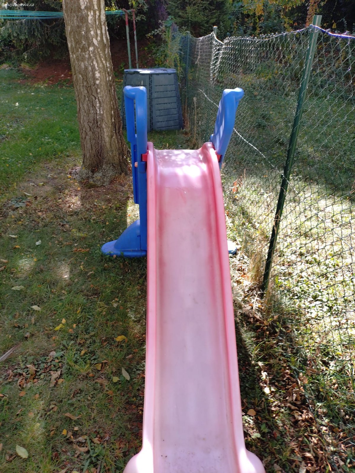 Daruji klouzacku. Daruji za odvoz starší plastovou klouzačku, viz foto. Barvy jsou vybledlé, na schůdcích jsou místy praskliny, ale klouzačka je robustní konstrukce, plně funkční a bezpečná.