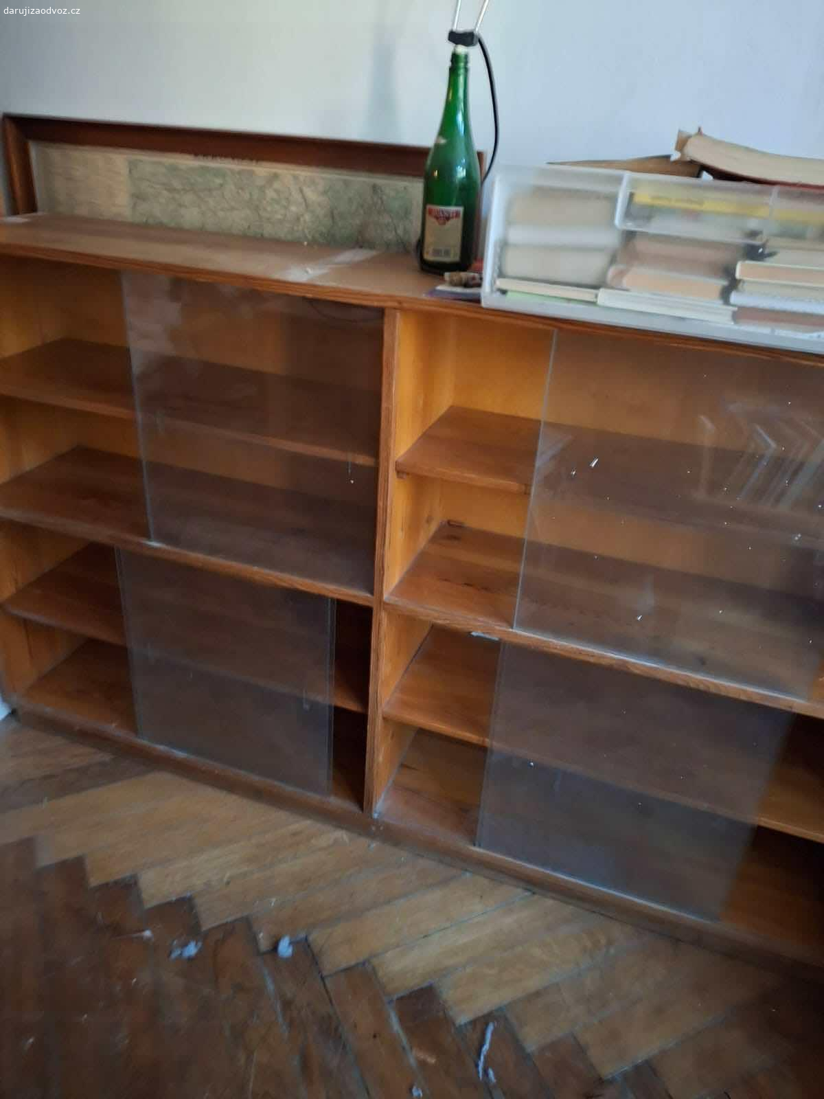 Daruji knihovnu. Prosklená dvojpolice masiv - výška 104.5 cm
hloubka 31.5 cm
šířka 170 cm