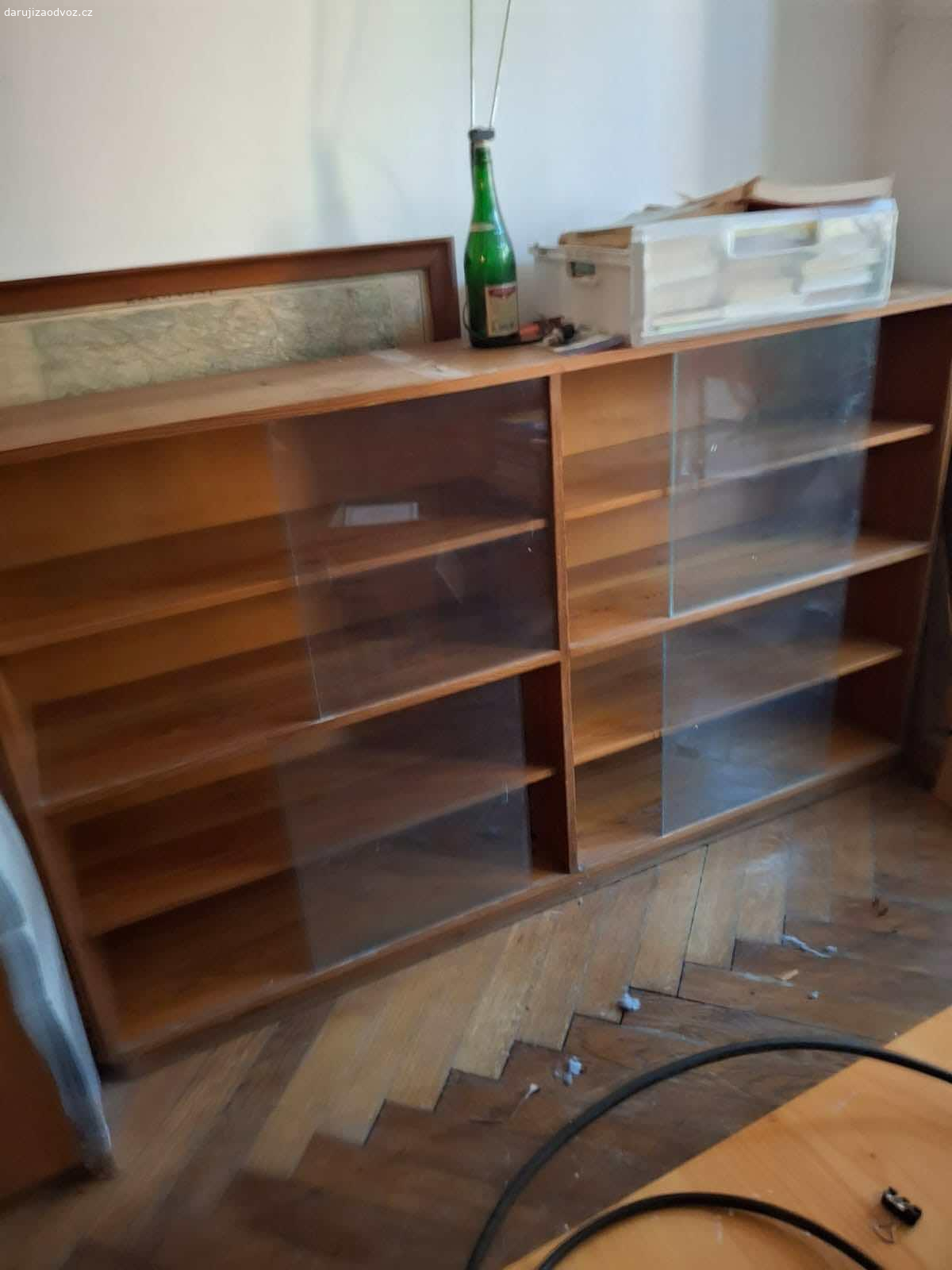 Daruji knihovnu. Prosklená dvojpolice masiv - výška 104.5 cm
hloubka 31.5 cm
šířka 170 cm