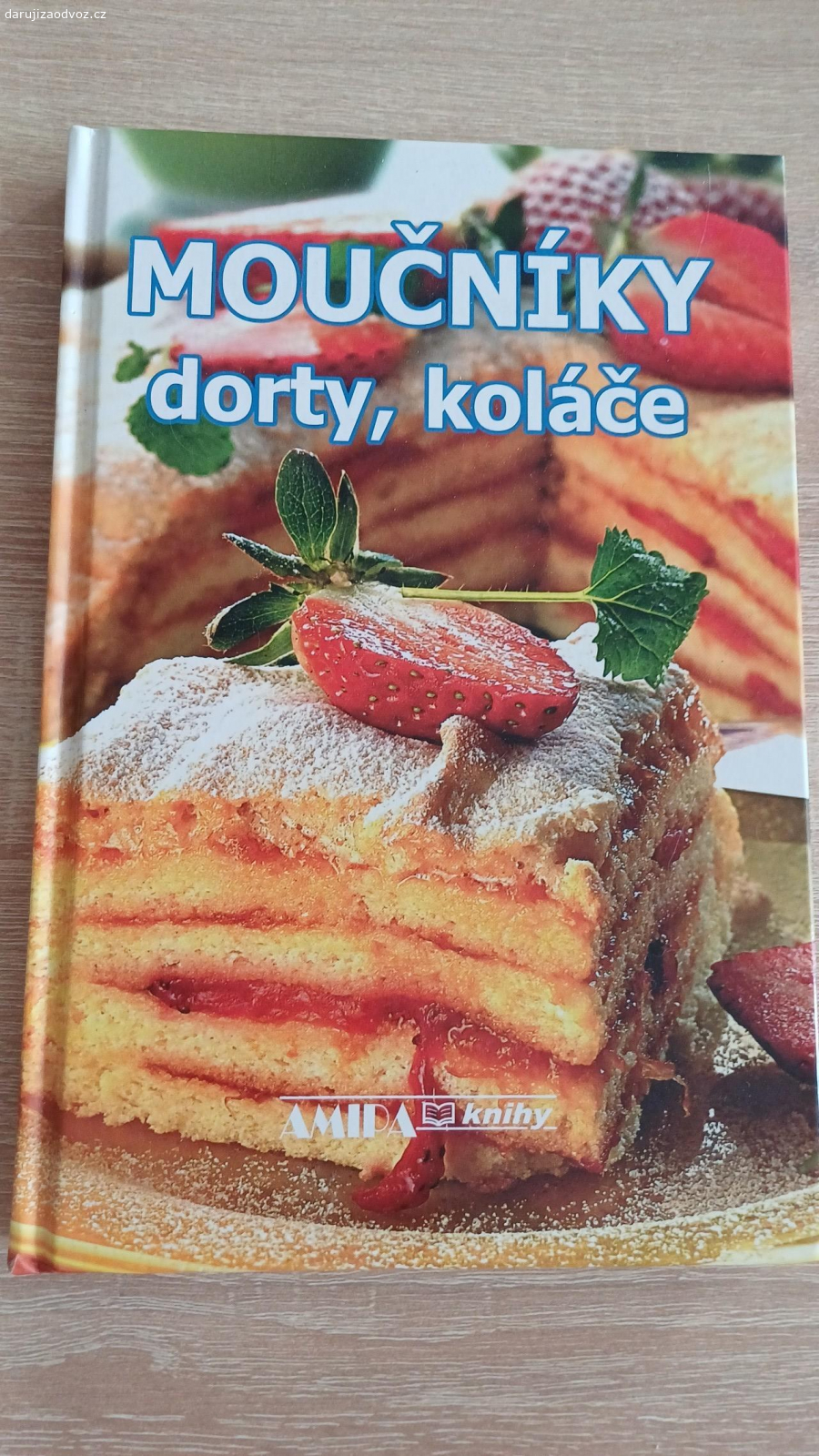 Daruji knihu moučníky, dorty. Kniha je nová, nebyla používána (nevhodný dárek). Recepty v knize jsou na české klasické moučníky.