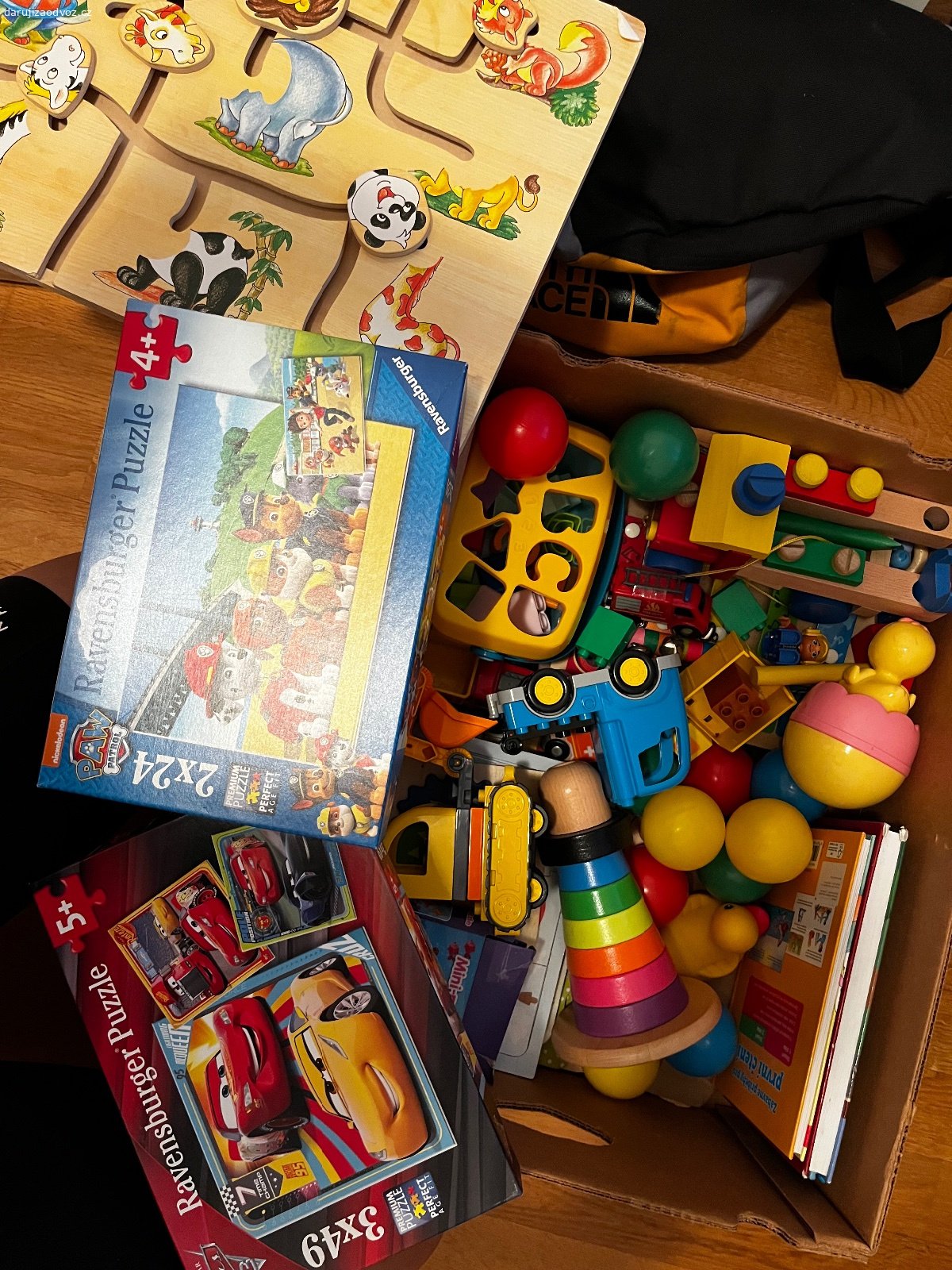 Daruji knihy a hračky pro děti 0-5 let. Tři krabice (možná lze smrsknout do 2) dětských knih a hraček od nejmenších do cca 5 let (puzzle, 2 ještě nerozbalené). Viz fotky. Většinou použité, sanitce chybí jedny dvířka, ale ideálně nabízím jako komplet. Možno rozdělit na pouze knihy nebo pouze puzzle, ale ne odebírat po jednom. Děkuji. K vyzvednutí ihned, Praha 6 - Břevnov.
