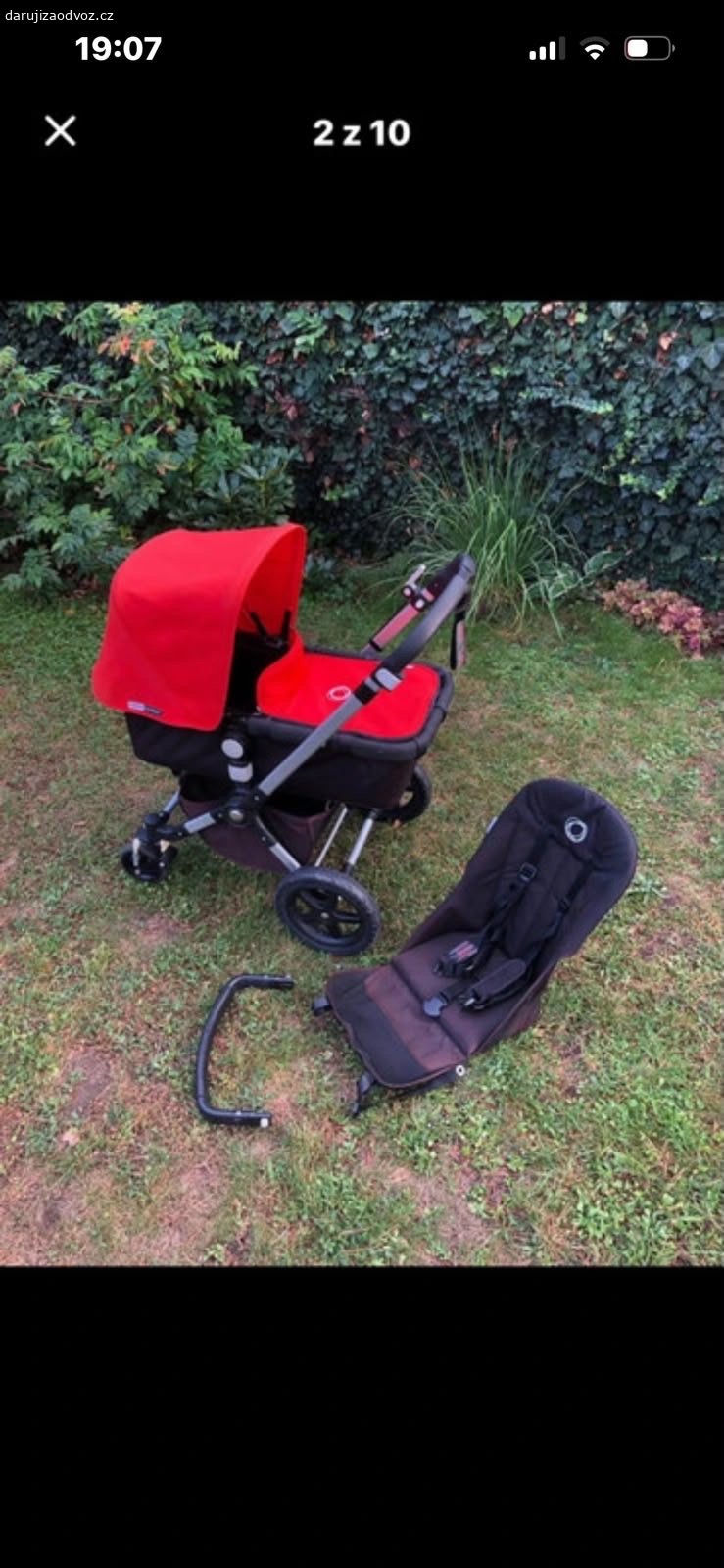 Daruji kočárek Bugaboo a Peg Perego. Daruji tyto dva kočárky, červený Bugaboo je po třech dětech, ale stále hezký, zachovalý, funkční, čistý. Jeho výhodou je, že se dá kompletně “vyzléct”a vyprat v pračce, je lehký, skladný, dobře se s ním manipuluje. Peg pereg je trochu opotřebovaný ale je to pohodlný sporťák i pro větší dítě, dá se sklopit do vodorovné polohy na spaní.
