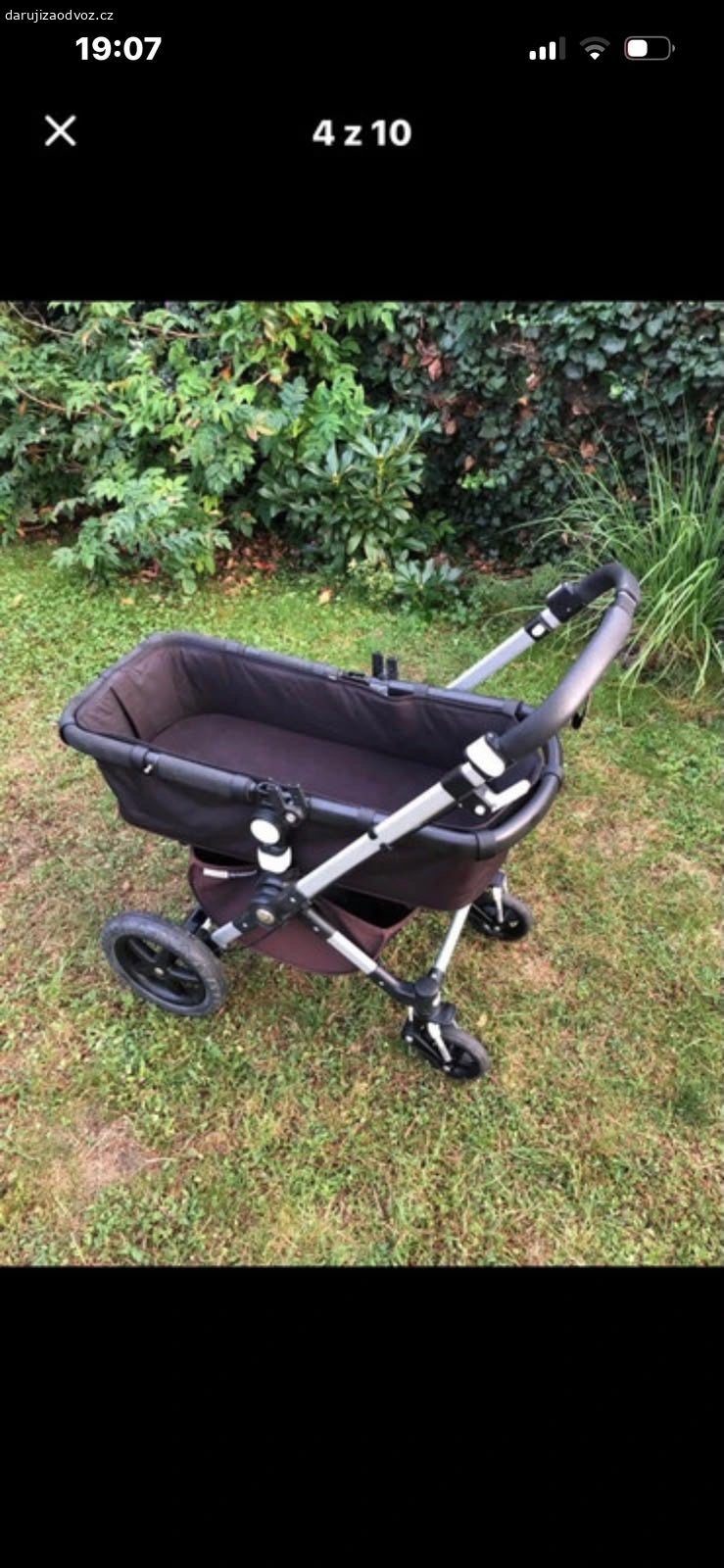 Daruji kočárek Bugaboo a Peg Perego. Daruji tyto dva kočárky, červený Bugaboo je po třech dětech, ale stále hezký, zachovalý, funkční, čistý. Jeho výhodou je, že se dá kompletně “vyzléct”a vyprat v pračce, je lehký, skladný, dobře se s ním manipuluje. Peg pereg je trochu opotřebovaný ale je to pohodlný sporťák i pro větší dítě, dá se sklopit do vodorovné polohy na spaní.