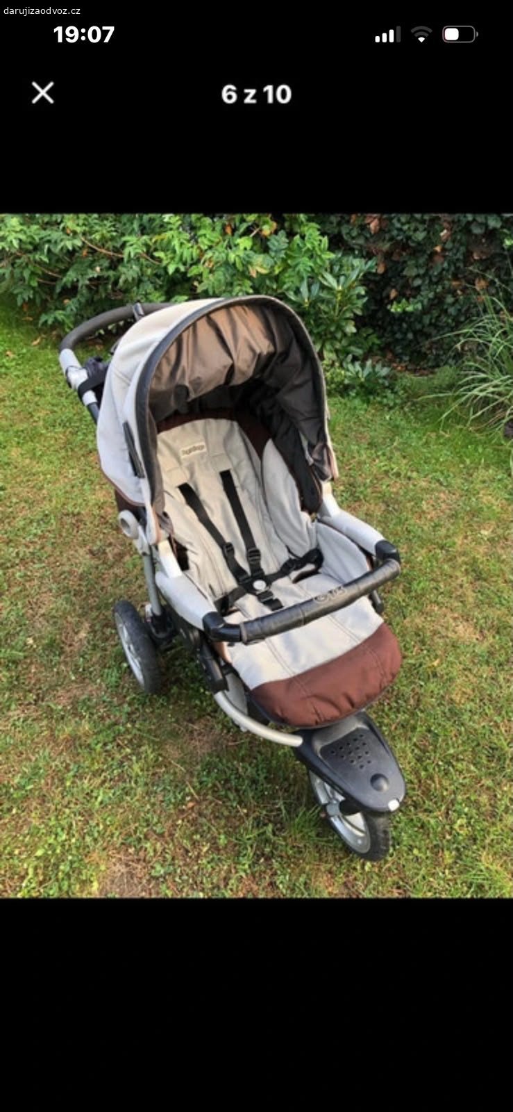 Daruji kočárek Bugaboo a Peg Perego. Daruji tyto dva kočárky, červený Bugaboo je po třech dětech, ale stále hezký, zachovalý, funkční, čistý. Jeho výhodou je, že se dá kompletně “vyzléct”a vyprat v pračce, je lehký, skladný, dobře se s ním manipuluje. Peg pereg je trochu opotřebovaný ale je to pohodlný sporťák i pro větší dítě, dá se sklopit do vodorovné polohy na spaní.