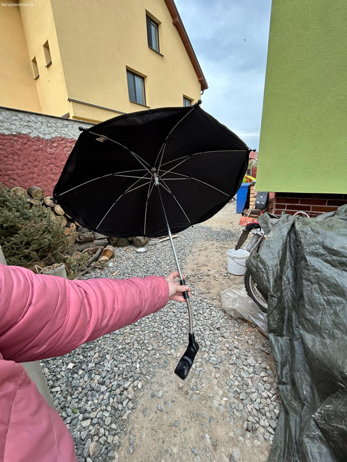 Daruji kočárek CAM trojkombinaci. Ovoce či nějaké dobroty pro skoro dvouletou dcerku potěší, ale není podmínkou , prosim psát SMS/whatsapp