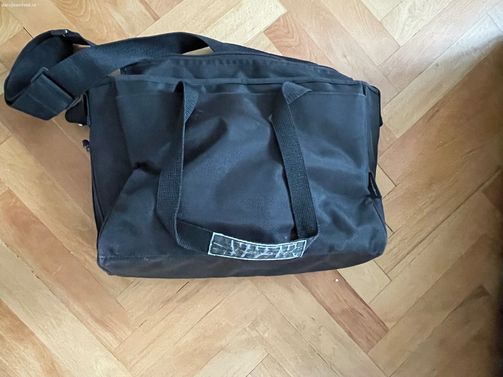 Daruji kočárek easywalker na náhradní dily. Daruji starší kočárek easywalker duo se sportovním sezením na náhradní díly. Bez jednoho kola a košíku na nákup. Zelenina či ovoce děti potěší!