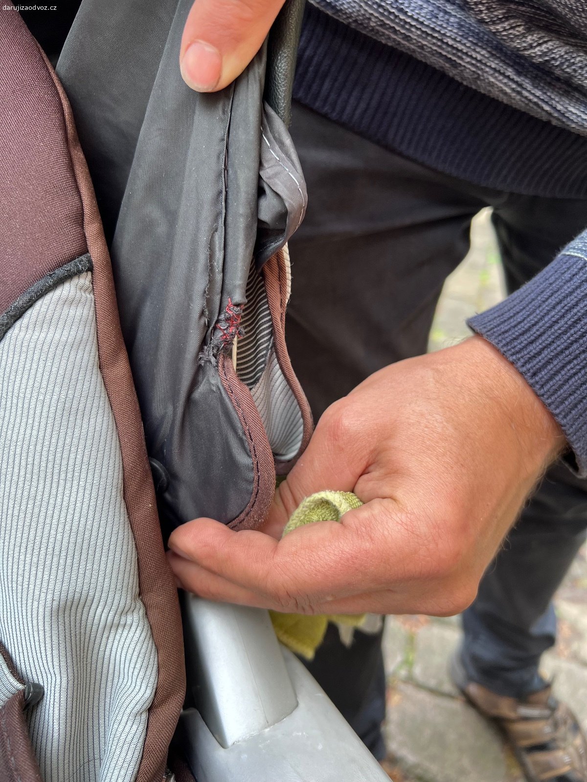 Daruji kočárek Peg Perego. Kočárek je používaný, trochu opotřebený, viz vady na fotce, jinak je čistý, vypraný. Je velký, pohodlný i pro větší dítě, dá se sklopit na ležení, má nafukovací kola a ruční brzdu. Taky má obří nákupní koš.