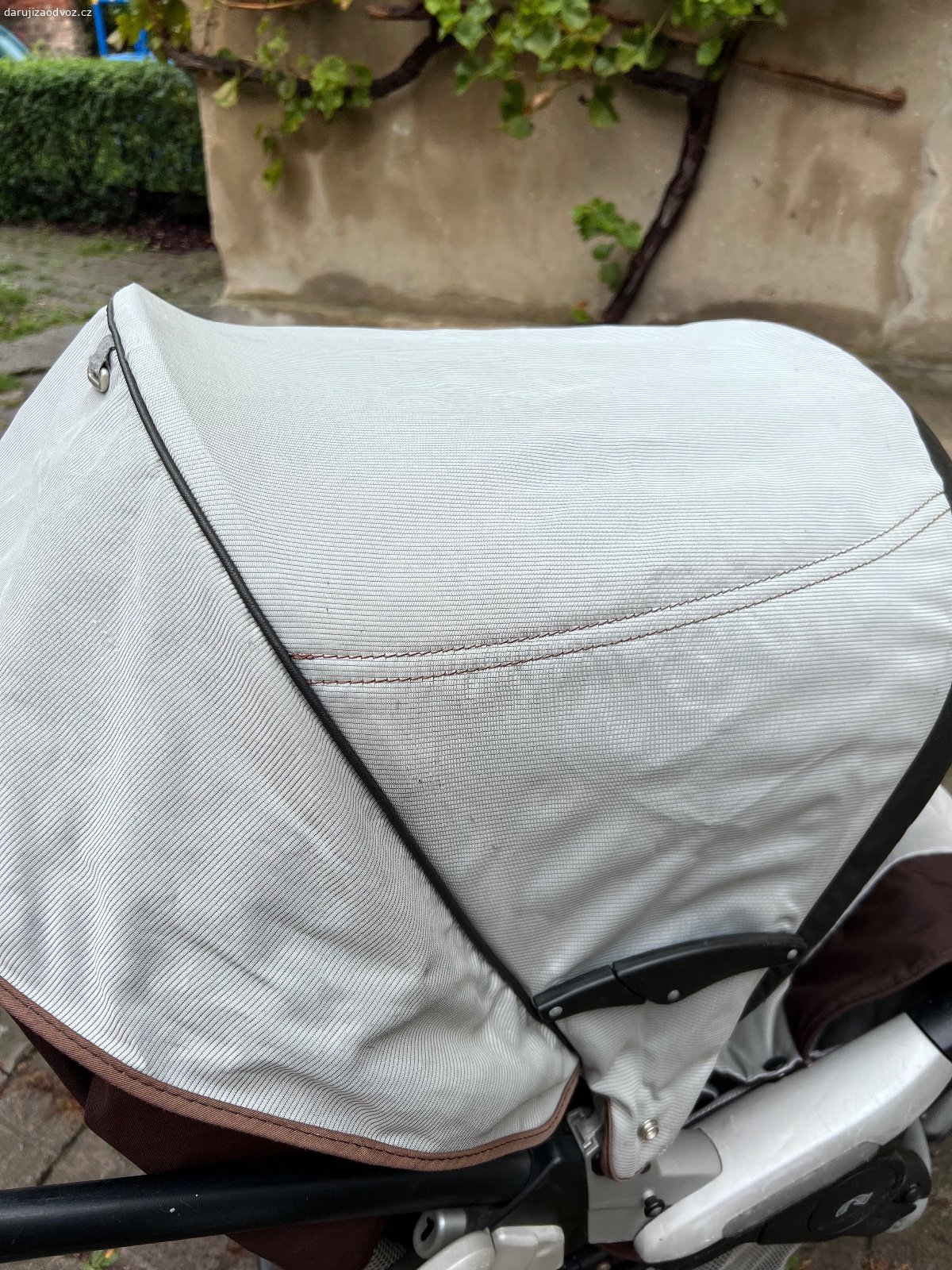 Daruji kočárek Peg Perego. Kočárek je používaný, trochu opotřebený, viz vady na fotce, jinak je čistý, vypraný. Je velký, pohodlný i pro větší dítě, dá se sklopit na ležení, má nafukovací kola a ruční brzdu. Taky má obří nákupní koš.