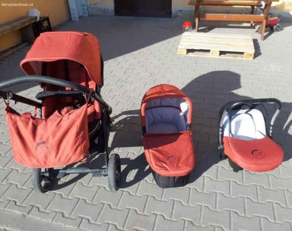Daruji kočárek-trojkombinaci Casualplay. Kočárek je v pěkném stavu.