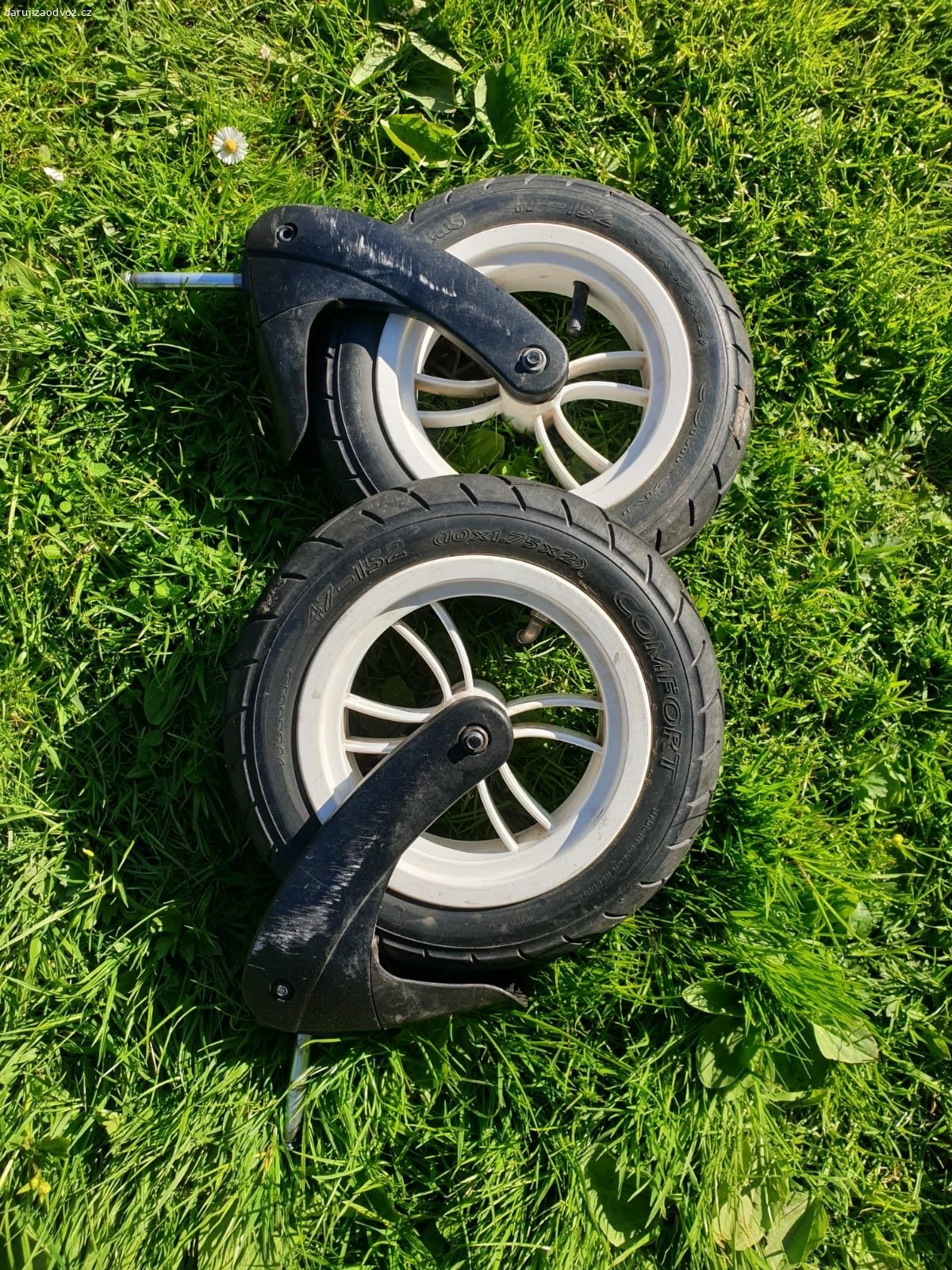 Daruji kočárky. Daruji kočárky z druhé ruky. Vše je na fotkách. Běžné známky používání, ale ještě poslouží. U zeleného kočárku je potřeba vyměnit duše z náhradních koleček. Trochu zaprášené kvůli skladování, jinak jsou v pořádku. Každý kočárek kompletně.