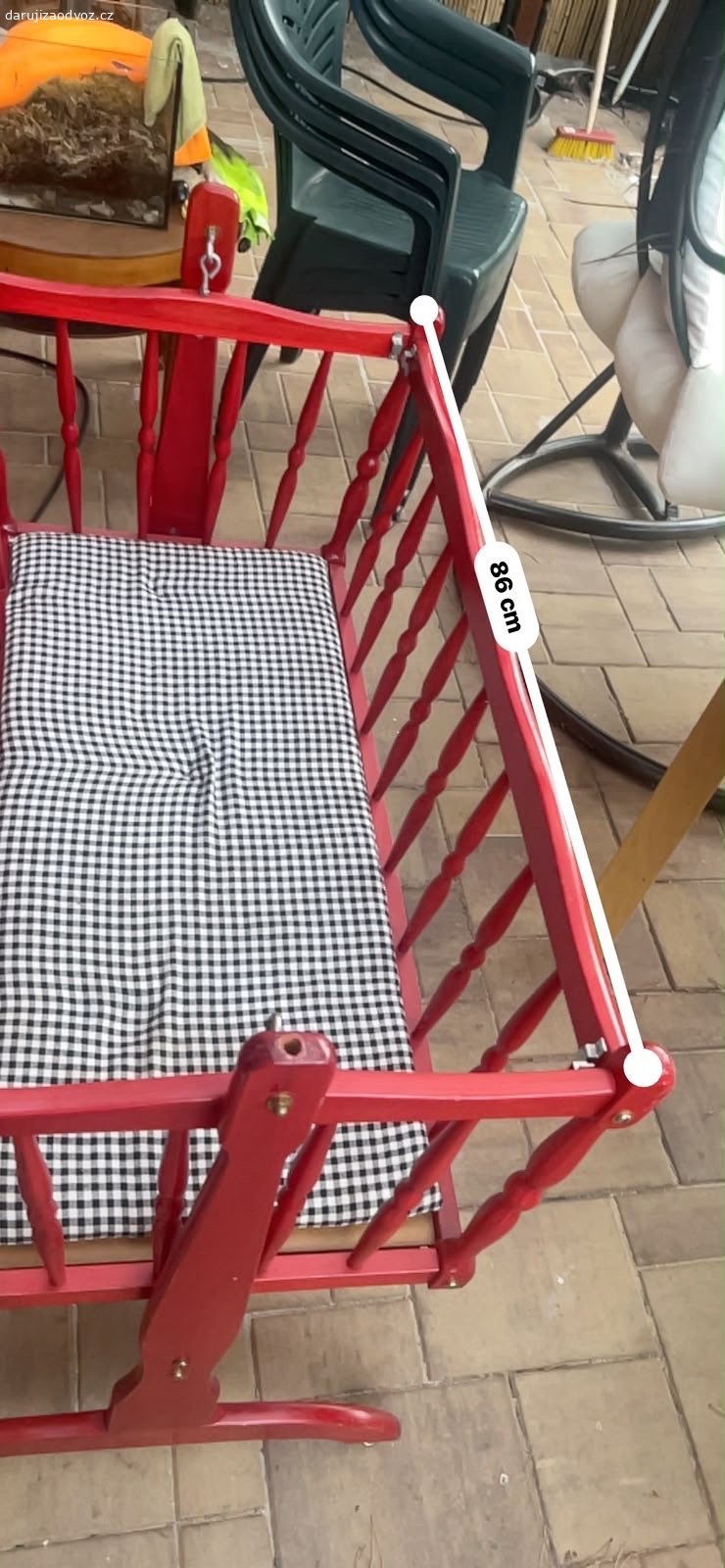 Darují kolébku. Daruji tuto retro kolébku, zachovalá, plně funkční. Dá se zaaretovat aby se nehoupala, má taky kolečka s brzdou.