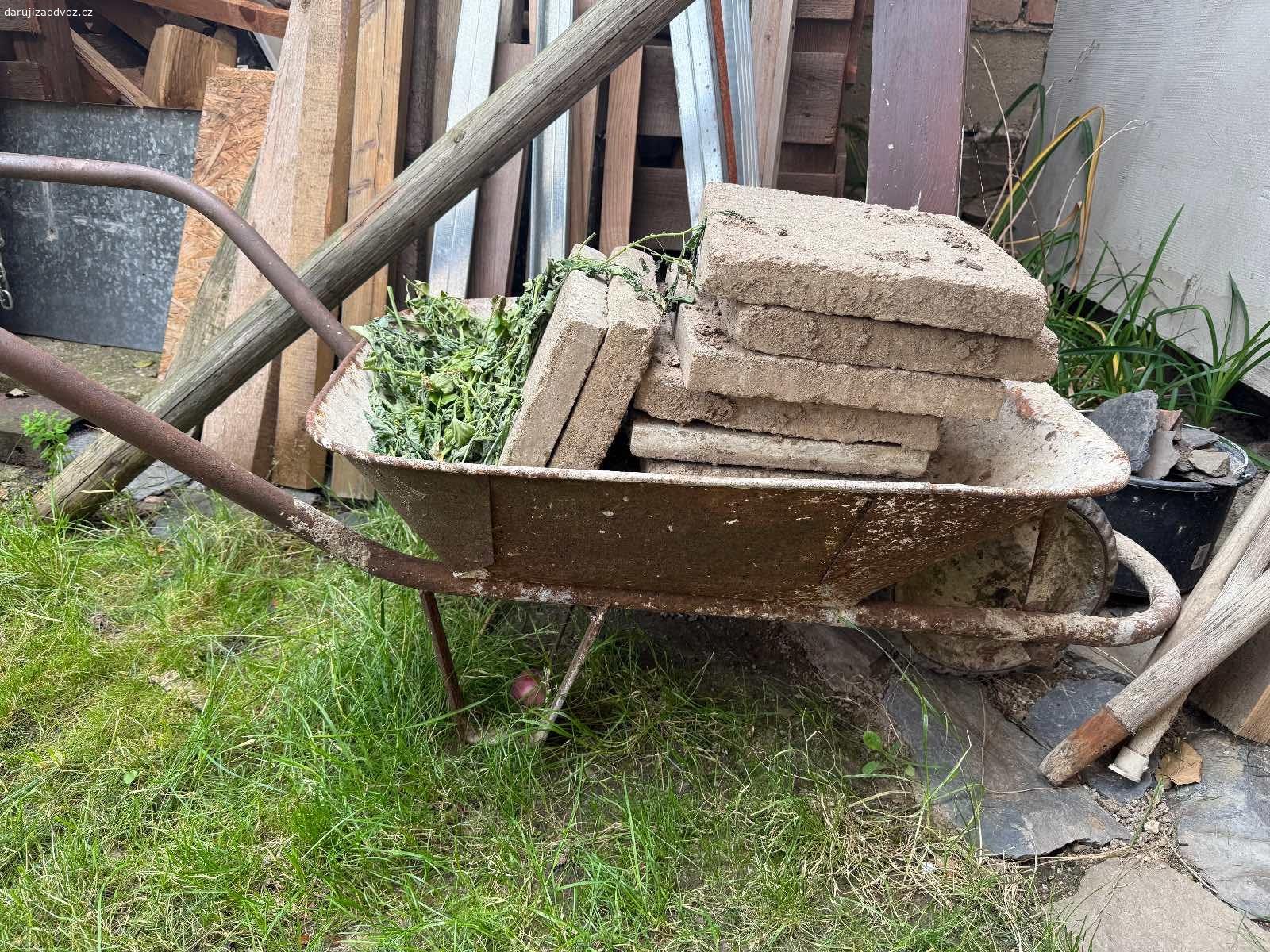 Daruji kolečka s betonovou dlažbou. Tak jak je na obrázku, dlažba cca 30x30.