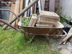 Daruji kolečka s betonovou dlažbou