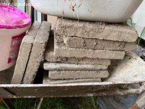 Daruji kolečka s betonovou dlažbou