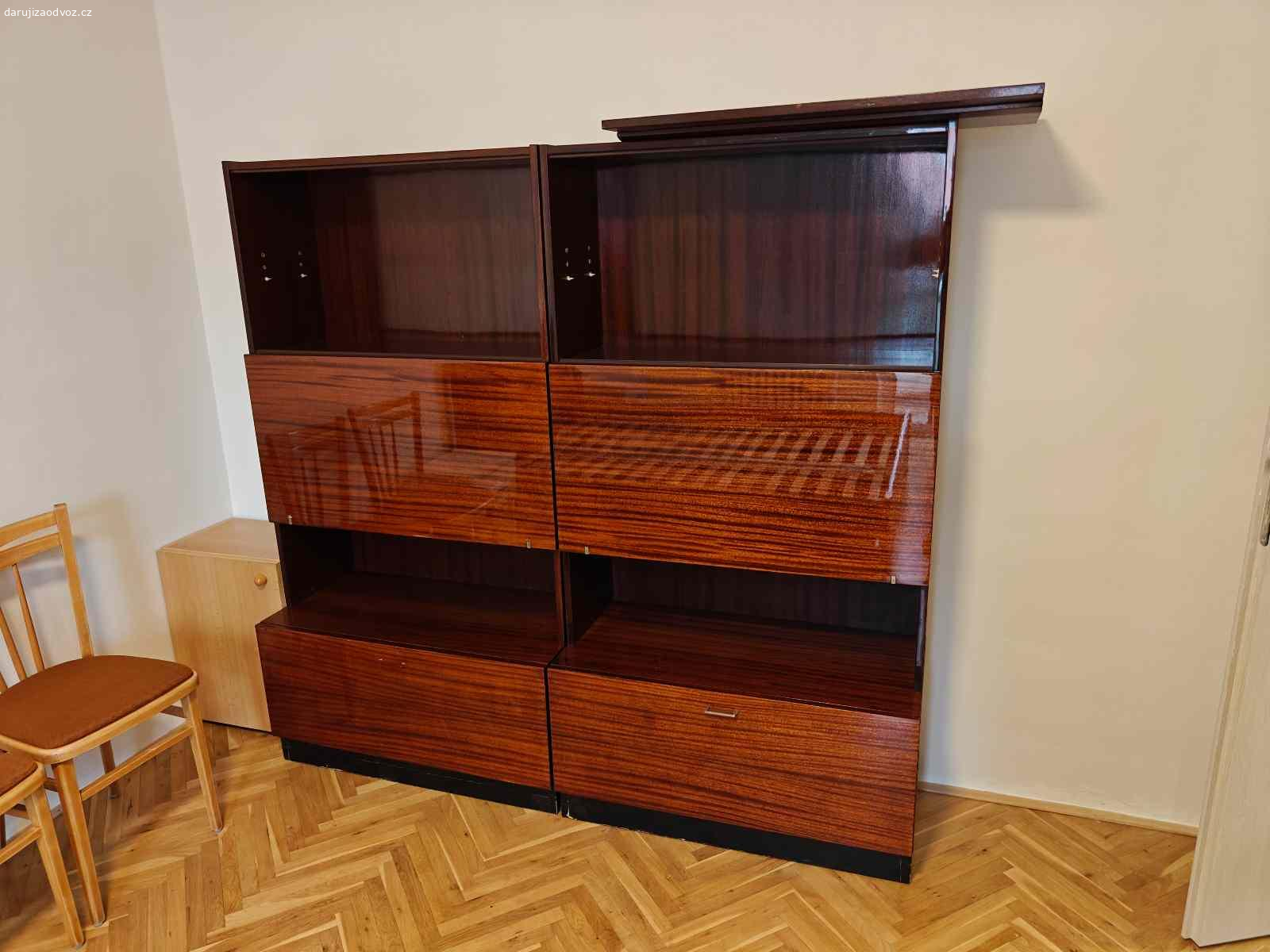 Daruji komodu, šatní skříň a pohovku. Daruji za odvoz šatní skříň, komodu a pohovku. Starý nábytek který je ale zachovalý a do garáže nebo na chatu se někomu může hodit. Rozměry na jedné z fotek.
