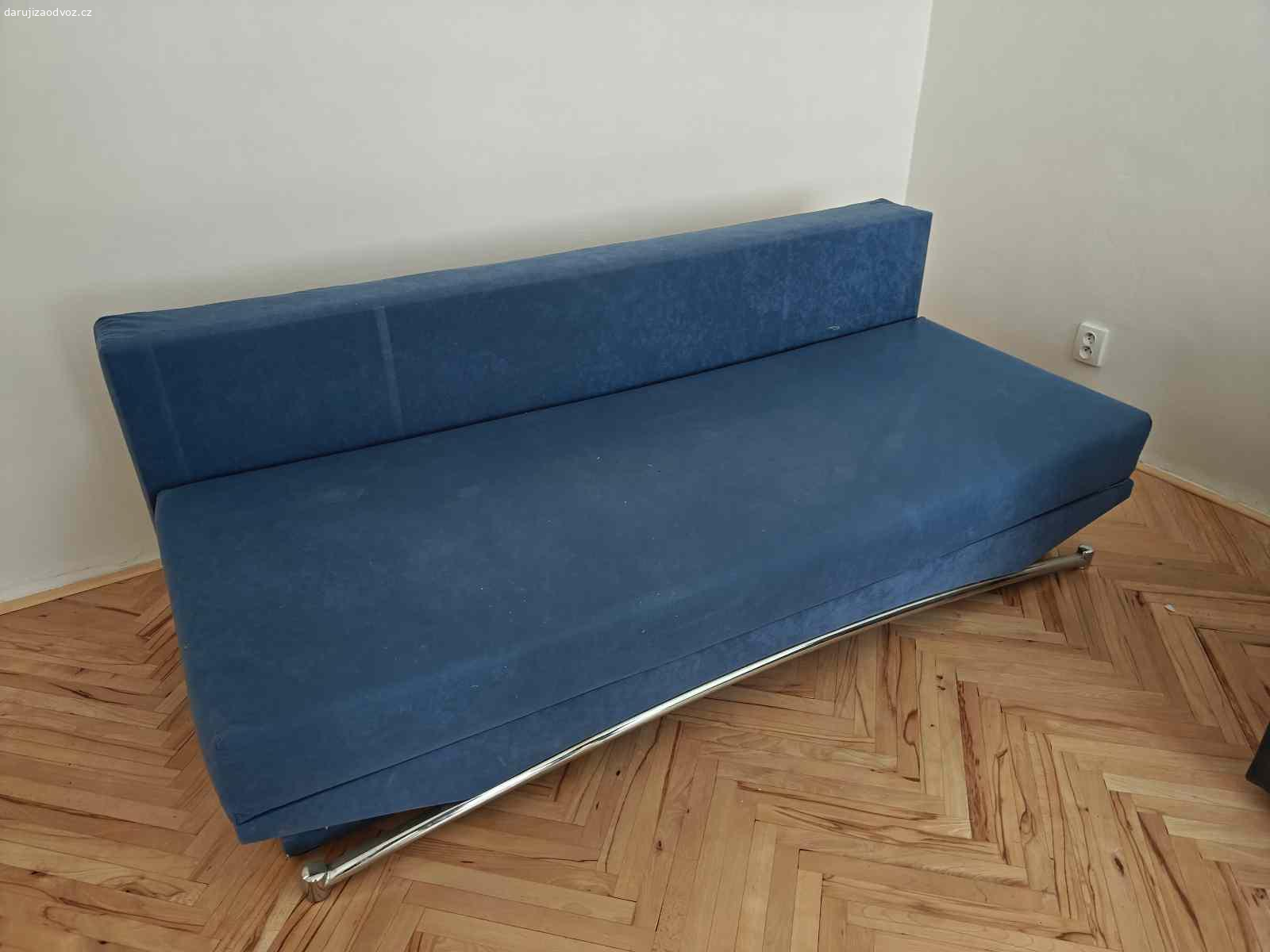 Daruji komodu, šatní skříň a pohovku. Daruji za odvoz šatní skříň, komodu a pohovku. Starý nábytek který je ale zachovalý a do garáže nebo na chatu se někomu může hodit. Rozměry na jedné z fotek.