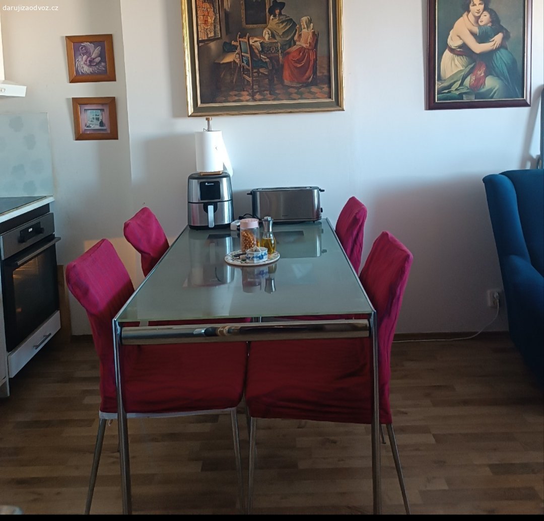 Daruji komodu ,stúl,židle. Komoda:    Širka 173 vyska 89 hloubka 45 
Dobrý stav.
Jidelní set : tvrzené sklo ,chróm, 100 % stav
Židle bez  vady ovšem je potřeba vyčistit čalounení, 
Daruji k nim tři sety návleků.