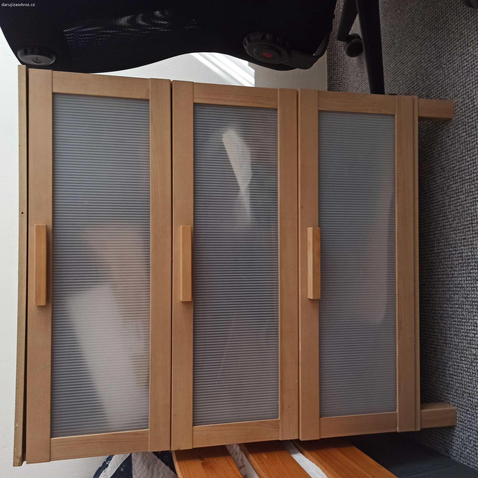 Daruji komodu. Komoda 3zasuvková, š40x d80x v100cm
