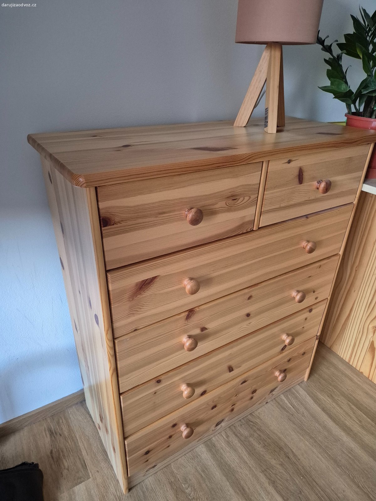 Daruji komodu. Výška: 89 cm
Šířka: 78 cm
Hloubka: 34 cm