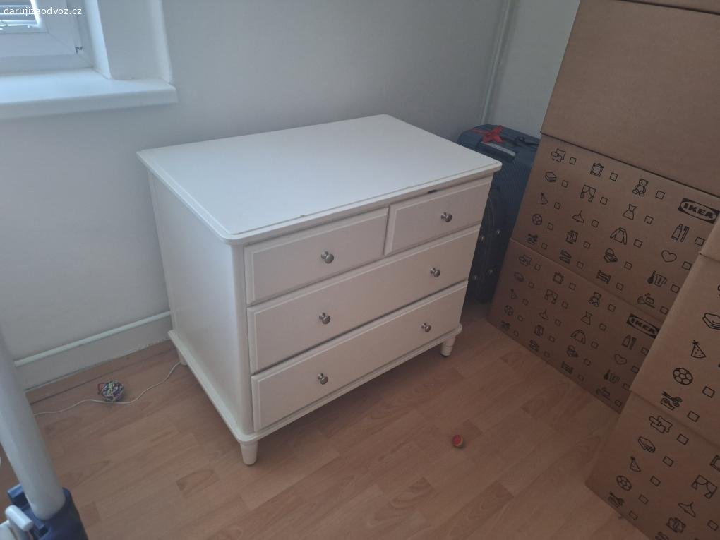Daruji komodu. Daruji bílou bytelnou komodu IKEA (přesný typ si nepamatuji), trochu odřená, viz foto. Rozměry: výška i s nožičkama 76 cm, šířka 54 cm a délka 85 cm. 

Šuplíky jsou takové ty, co samy zajíždějí, i když už potřebují trochu víc zatlačit.

Mám jí asi 10 let a slouží skvěle, ale bohužel potřebuji uvolnit místo větší skříni, snad teď poslouží někomu jinému ?❤️