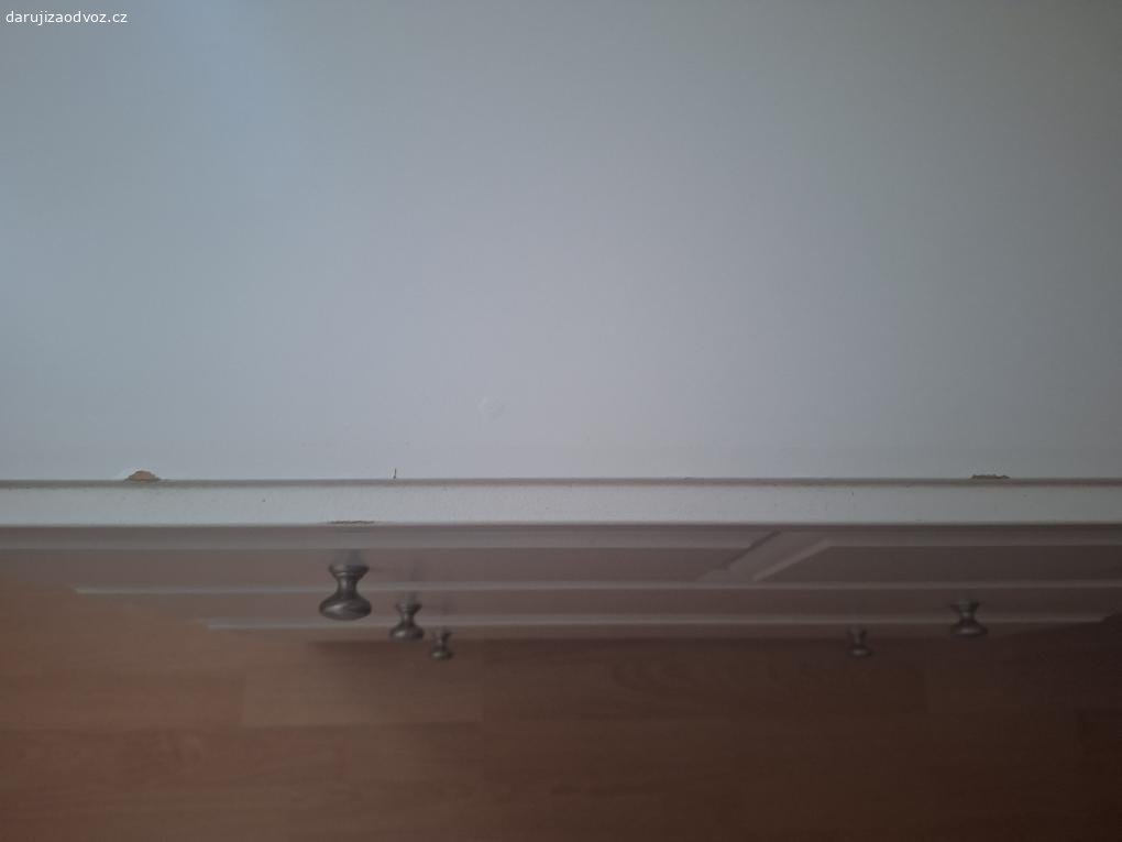 Daruji komodu. Daruji bílou bytelnou komodu IKEA (přesný typ si nepamatuji), trochu odřená, viz foto. Rozměry: výška i s nožičkama 76 cm, šířka 54 cm a délka 85 cm. 

Šuplíky jsou takové ty, co samy zajíždějí, i když už potřebují trochu víc zatlačit.

Mám jí asi 10 let a slouží skvěle, ale bohužel potřebuji uvolnit místo větší skříni, snad teď poslouží někomu jinému ?❤️