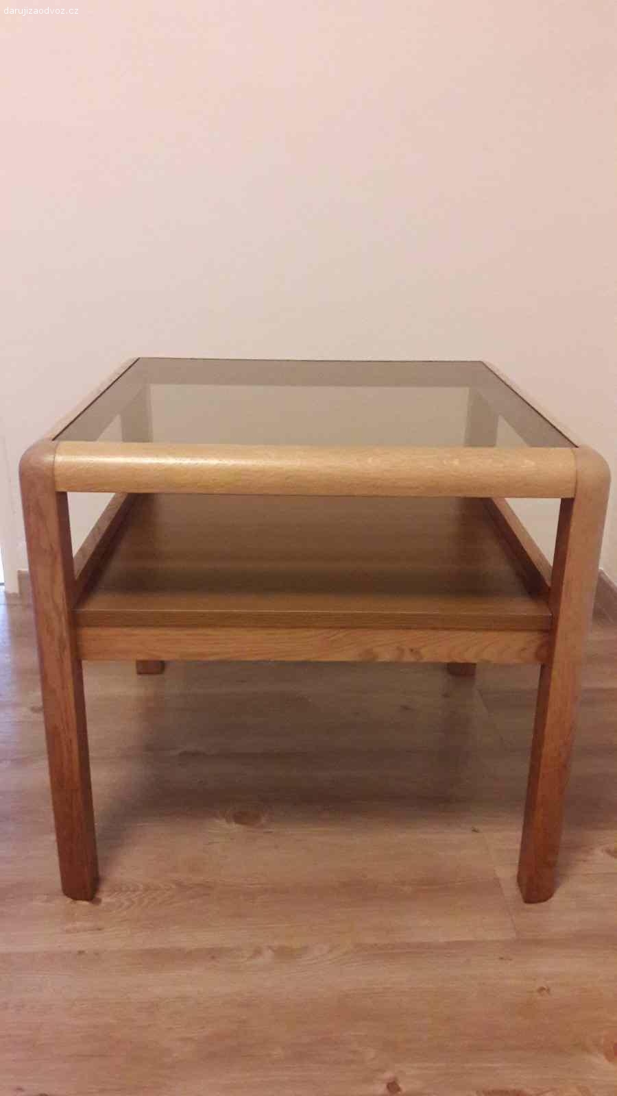 Daruji konferenční stolek. Malý konferenční stolek, dřevo - masiv, horní část - sklo. Velmi zachovalý.
Výška: 55 cm
Šířka: 58x58 cm