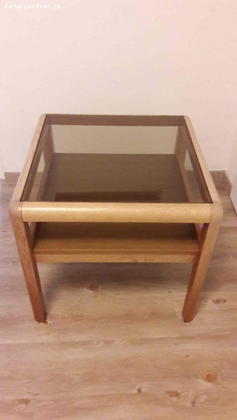 Daruji konferenční stolek. Malý konferenční stolek, dřevo - masiv, horní část - sklo. Velmi zachovalý.
Výška: 55 cm
Šířka: 58x58 cm