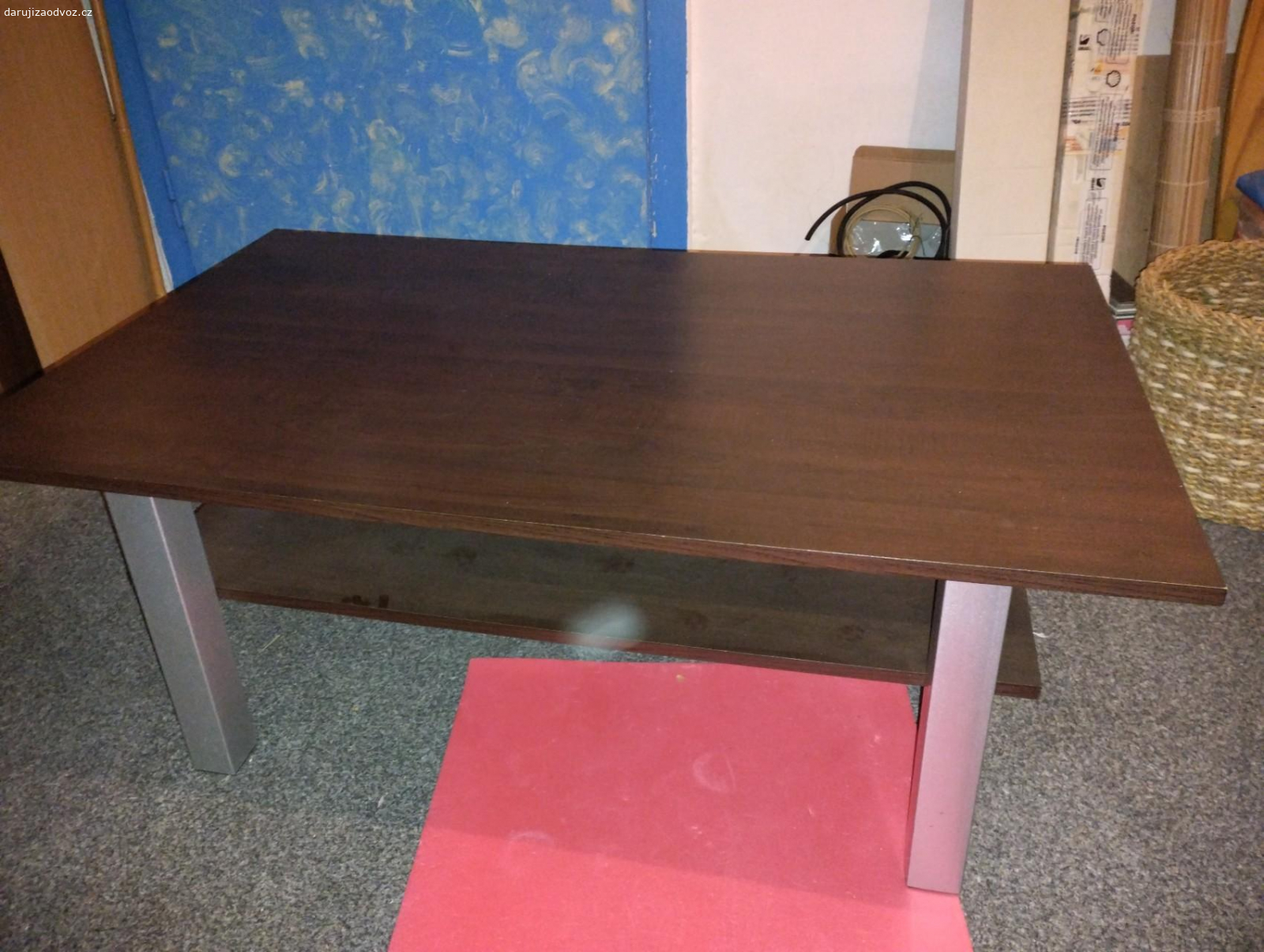 Daruji konferenční stolek. 104x62x43 kovové nohy