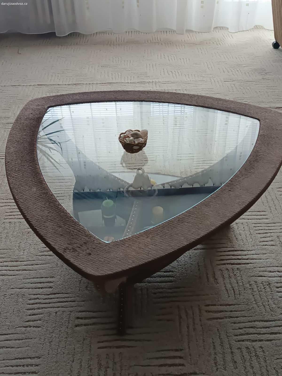 Daruji konferenční stolek. Daruji za odvoz komferencni stolek.