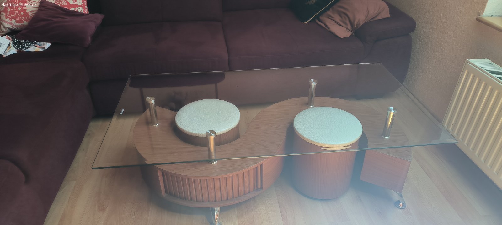 Daruji konferencni stoly. Daruji za odvoz 2 stejné konferenční stolky v dobrém stavu.  Rozmery 130 x 70 x 43.Je možné si odvézt oba najednou, nebo pouze jeden kus. Osobní odběr v Chýni.