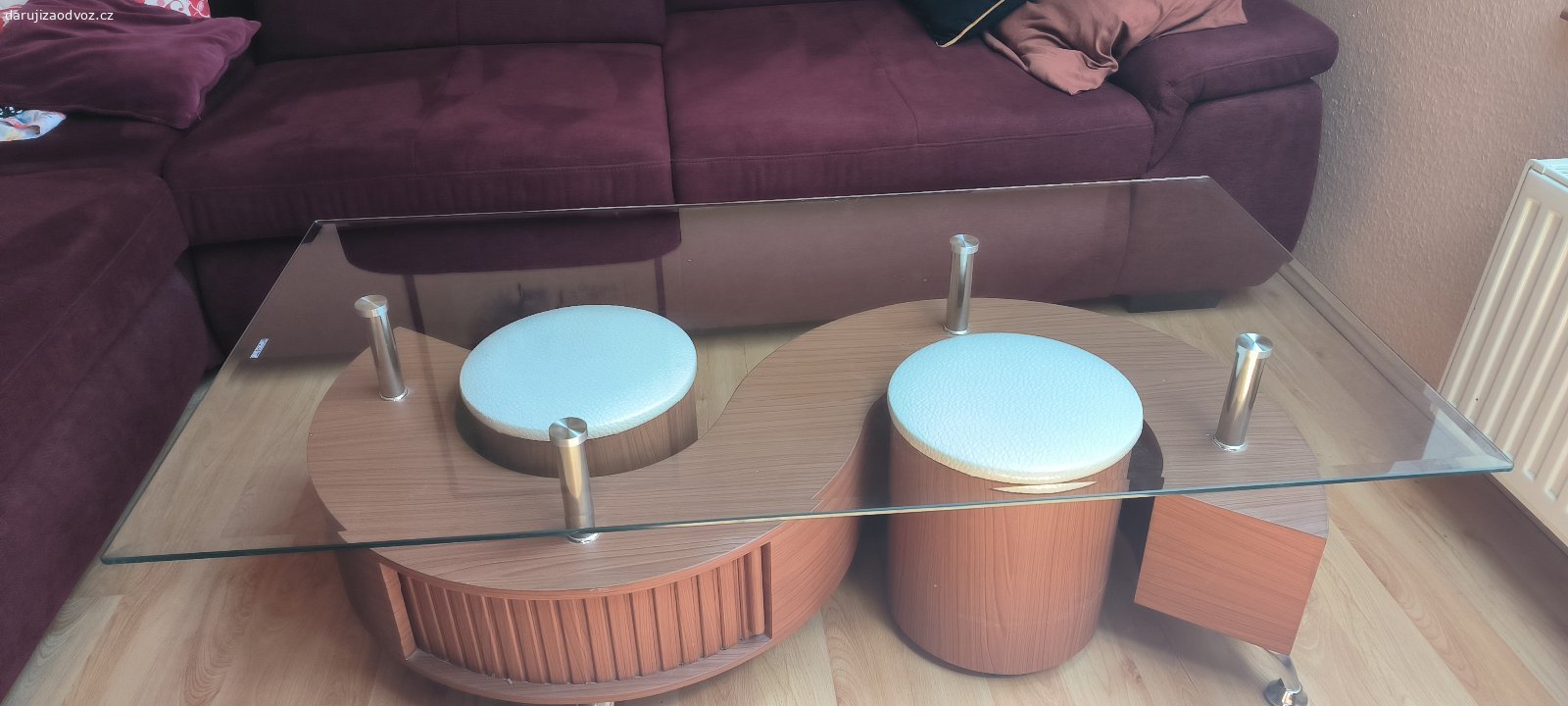 Daruji konferencni stoly. Daruji za odvoz 2 stejné konferenční stolky v dobrém stavu.  Rozmery 130 x 70 x 43.Je možné si odvézt oba najednou, nebo pouze jeden kus. Osobní odběr v Chýni.