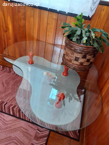 Daruji konferenční trojúhelníkový stolek