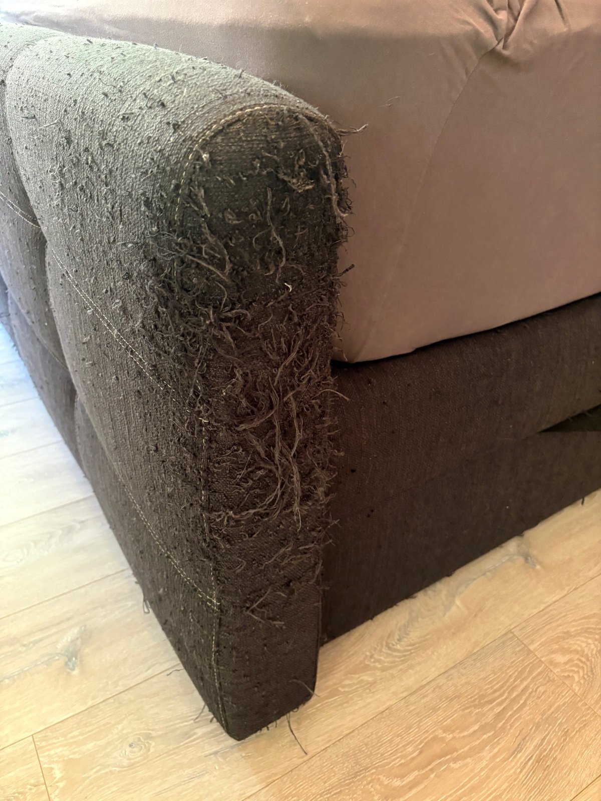 Daruji kontinentální postel. Nabízím k odvozu čalouněnou kontinentální postel s úložným prostorem bez matrace.
Rozměr postele cca 190x220, ložná plocha 180x200cm.
Čalouněný panel v části u noh je poničený škrábanci od koček, zbytek postele je v pořádku (řešili jsme zakrytím hrubým přehozem na postel).
Nyní je postel rozložená na 4 části.