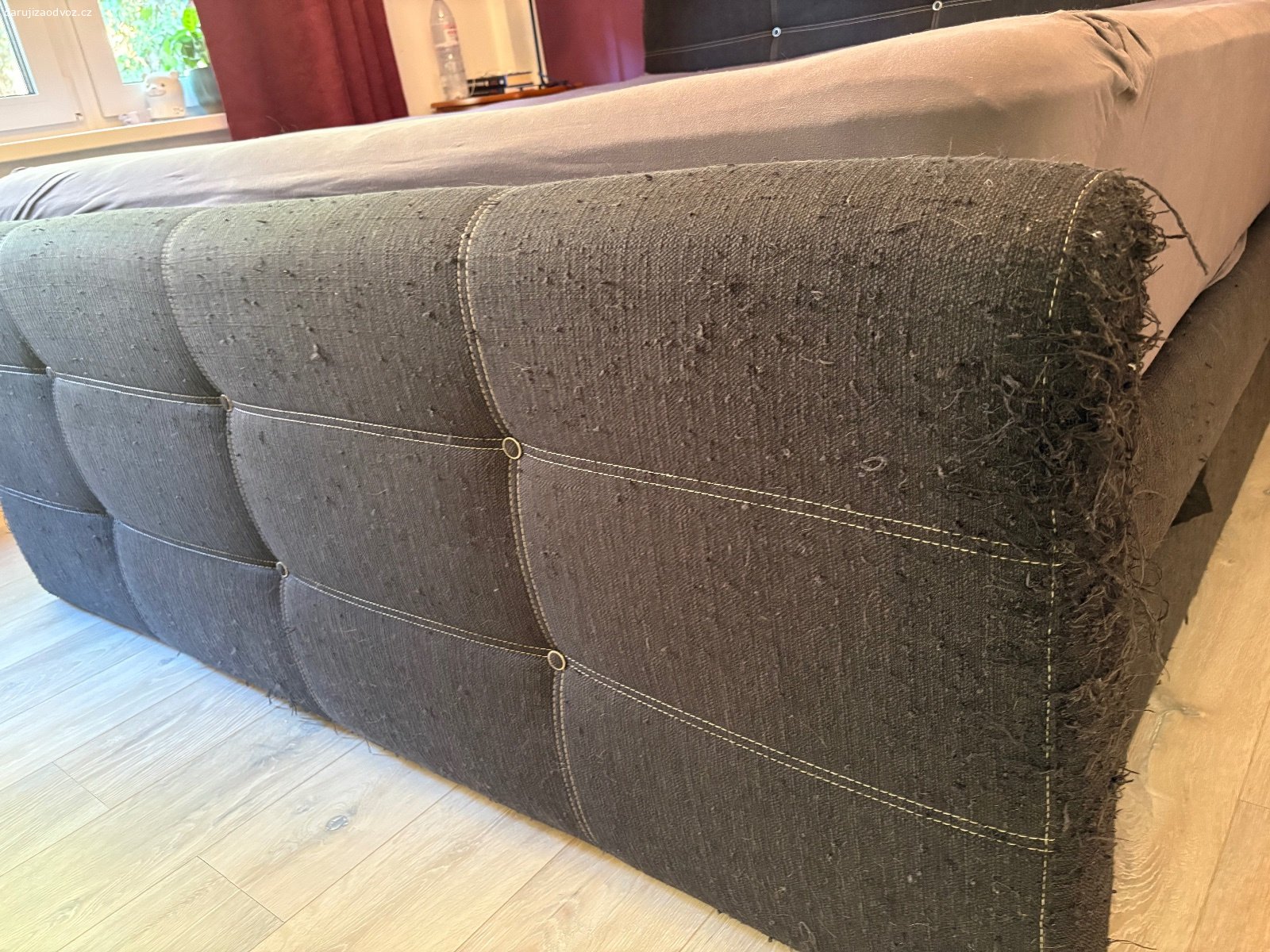 Daruji kontinentální postel. Nabízím k odvozu čalouněnou kontinentální postel s úložným prostorem bez matrace.
Rozměr postele cca 190x220, ložná plocha 180x200cm.
Čalouněný panel v části u noh je poničený škrábanci od koček, zbytek postele je v pořádku (řešili jsme zakrytím hrubým přehozem na postel).
Nyní je postel rozložená na 4 části.