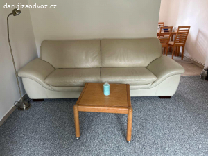 Daruji koženkovou sedačku a stolek