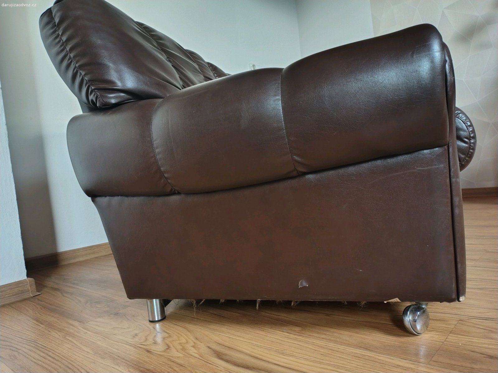 Daruji koženkovou sedačku. Daruji prostornou čtyřmístnou sedačku z koženky v tmavě hnědé barvě. Délka 230 cm. Má běžné známky opotřebení a drobné kosmetické vady, viz foto.