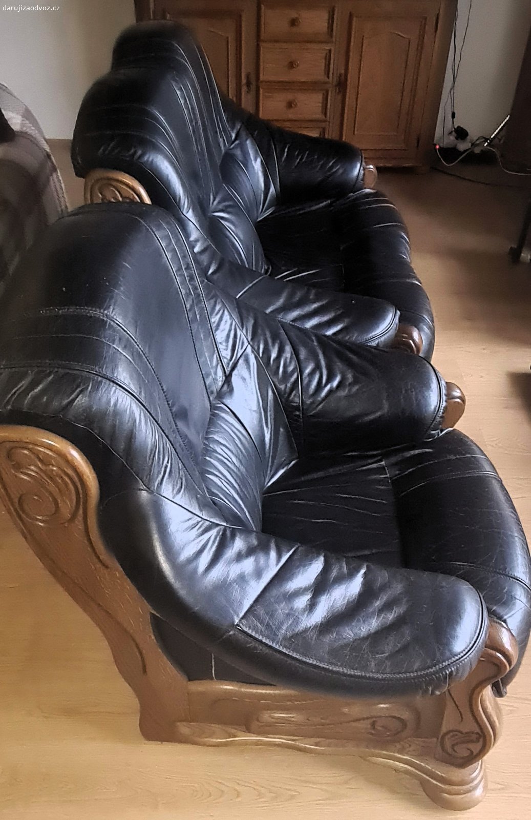 Daruji koženou 2 místnou sedačku a křeslo. Masívní dřevo a pravá kůže. Místy kůže lehce poškrábána od kočky, ale kůže není roztržená a ani hloubkově poškozená. Na další běžné opotřebení stačí vzít krém na kůži a zaleštit - bude zase zářit.  Nerozkládací.
Dvojkřeslo : šířka 140cm x hloubka 95cm, 
                        rozměr vnitřního sezení : šířka 90cm x hloubka 55cm x výška zad 65cm
Křeslo : šířka 100cm x hloubka 95cm, 
                rozměr vnitřního sezení : šířka 45cm x hloubka 55cm x výška zad 65cm