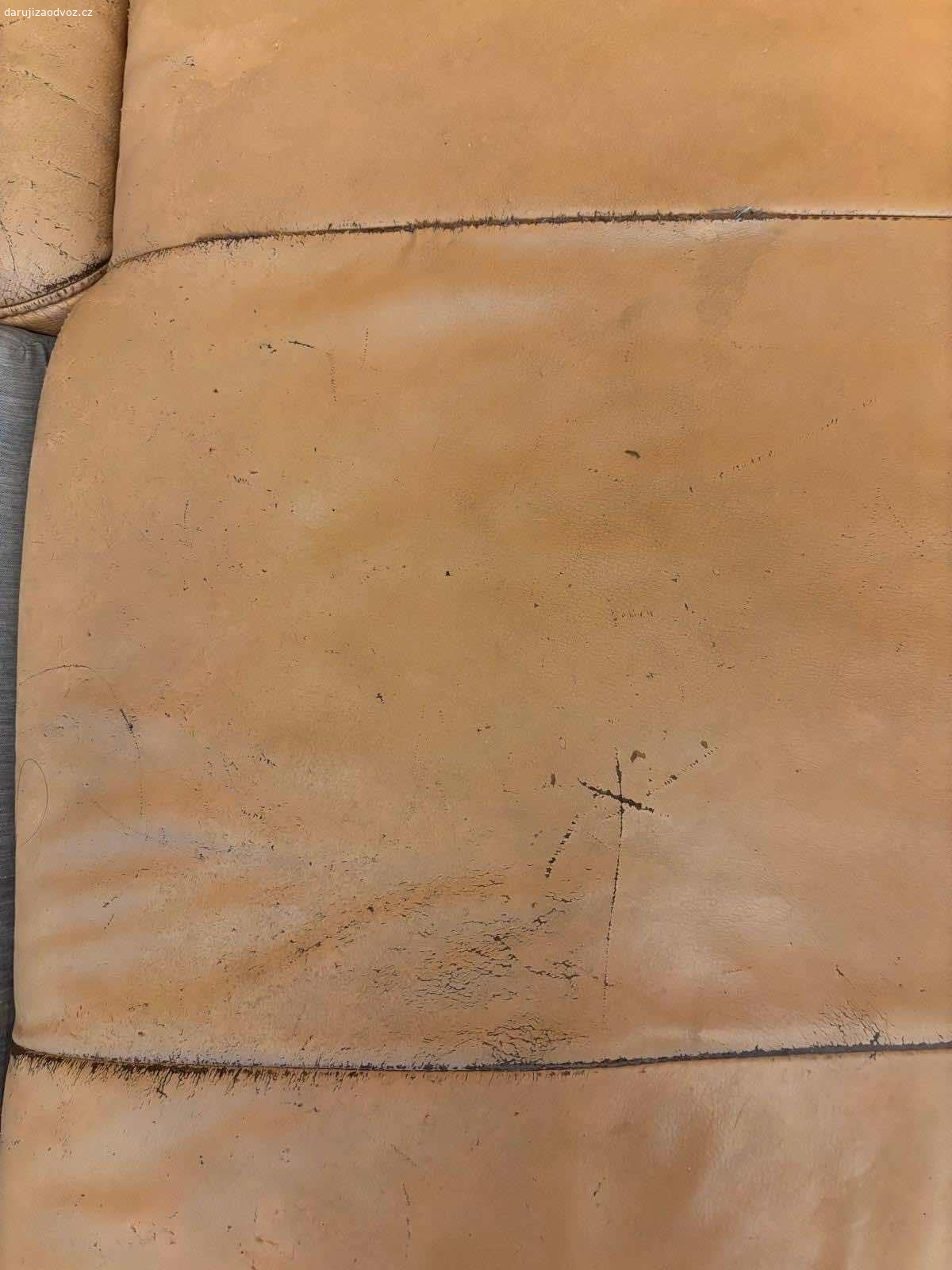 Daruji koženou sedačku. Daruji rozkládací rohovou koženou pohovku za odvoz s úložným prostorem. Používaná. Oděrky viz fotografie. 
Rozměry : 
210 x 150 délky ramen x 85 hloubka x výška 82cm

Odvoz nutný do středy večer z důvodu stěhování. 
2.patro bez výtahu .