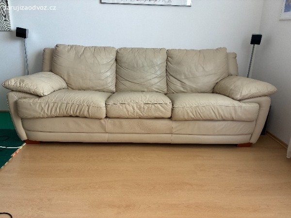 Daruji koženou sedačku. Daruji za odvoz béžovou koženou sedačku vel.230x90cm, hloubka sedáku cca.63cm. Velmi zachovalá, rozkládací, kůže je mírně poškrábaná. 

Pokud by byl zájem, je možnost dokoupit 2 taburety ve stejné barvě (jako nové, nepoškozené), vel. 64x64cm, cena za 2ks - 1000,-Kč